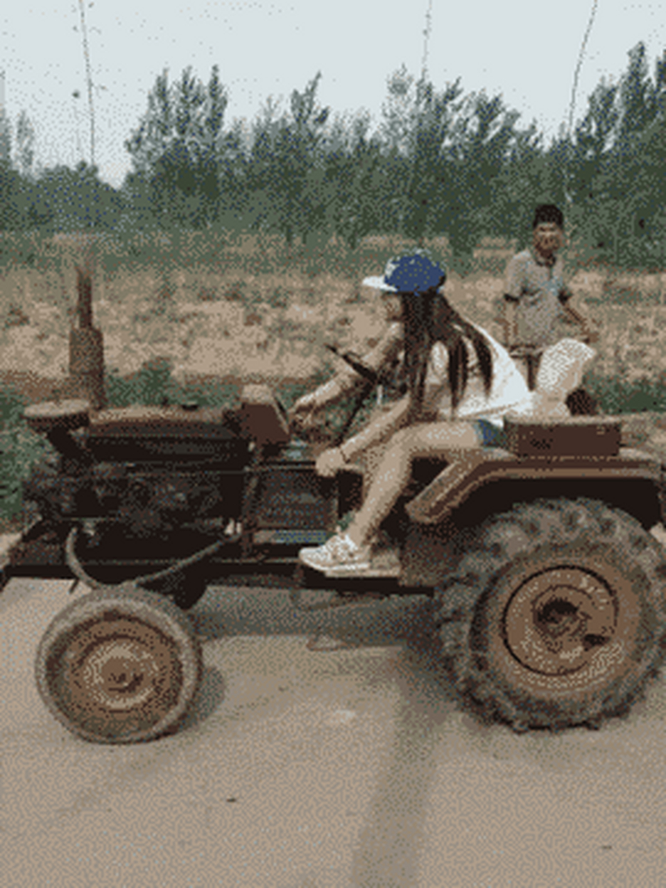 搞笑gif动图:搞笑第一张这拖拉机开得就是拉风,背景很美