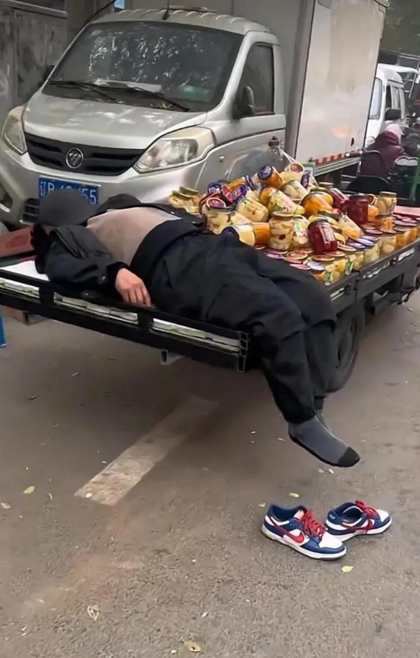 摆摊的大哥,这也太随意了! #搞笑趣味图