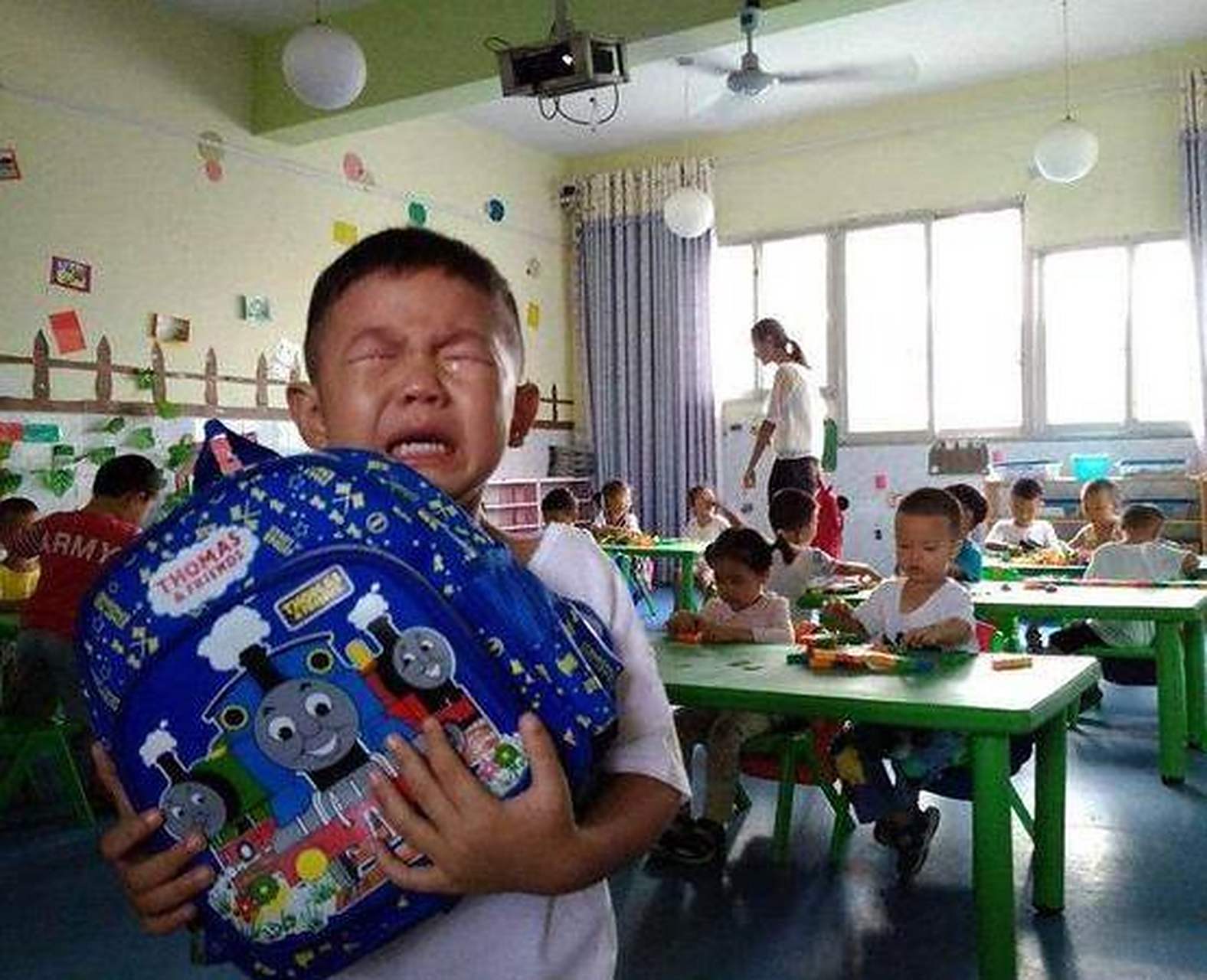 当孩子跟你说"妈妈,我不想去学校"时,你会怎么回答?