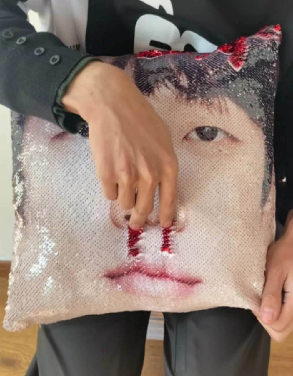 太好玩了这个抱枕,看到那个鼻血没有绷住!哈哈哈哈!