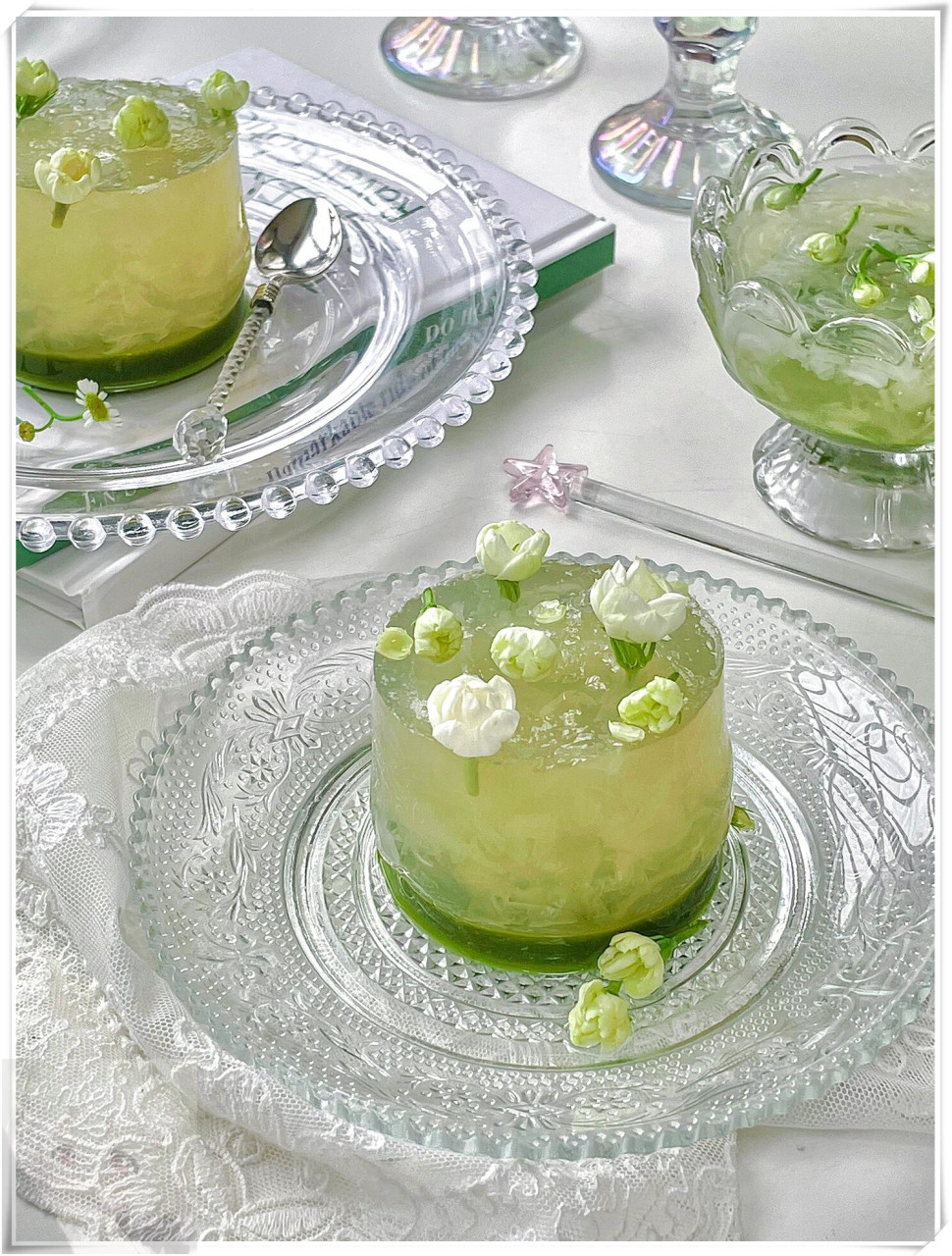 今天给大家推荐一款清新高颜值的银耳茉莉茶冻,低卡又好吃,让你在享受