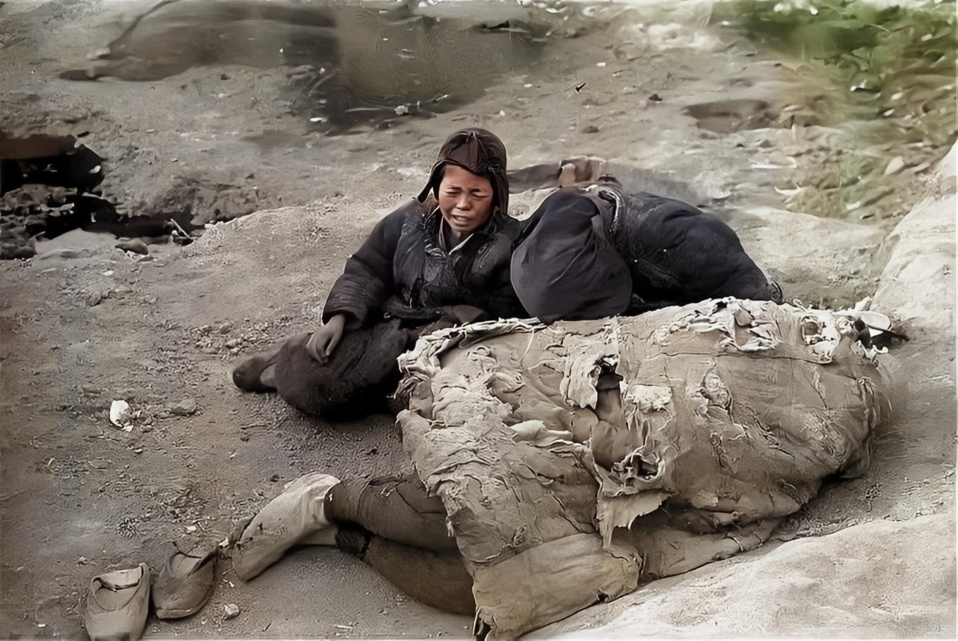 一张民国时期的悲惨老照片,是一位刚刚去世的父亲