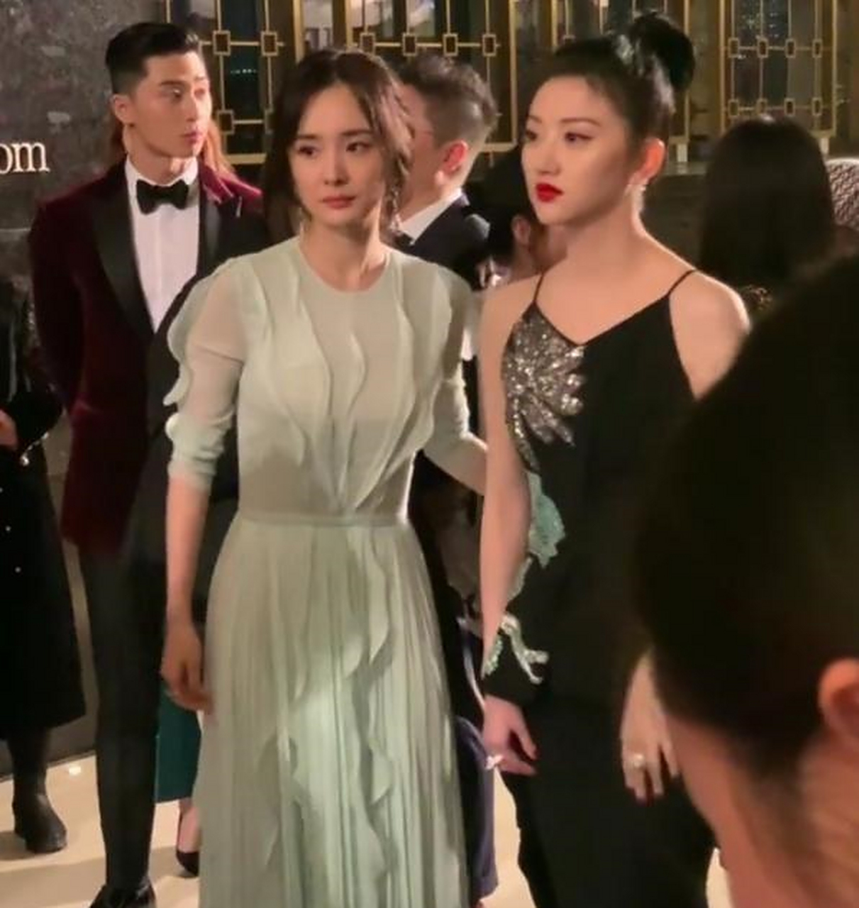 35岁景甜和37岁杨幂同框一个明艳性感大方,一个含胸驼背不好看