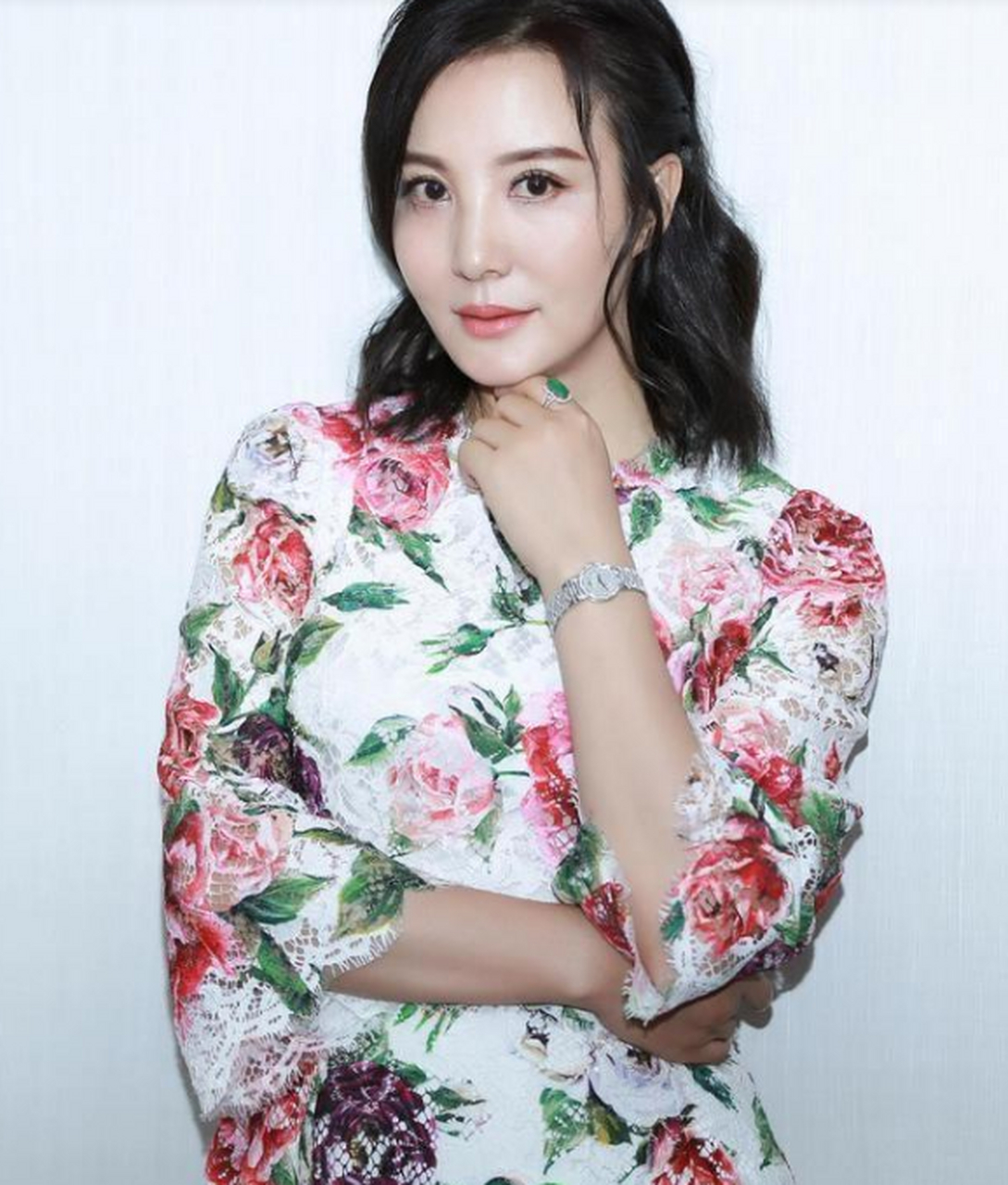 陶红穿印花蕾丝连衣裙,奔五女人照穿也美,美成了"人间富贵花".