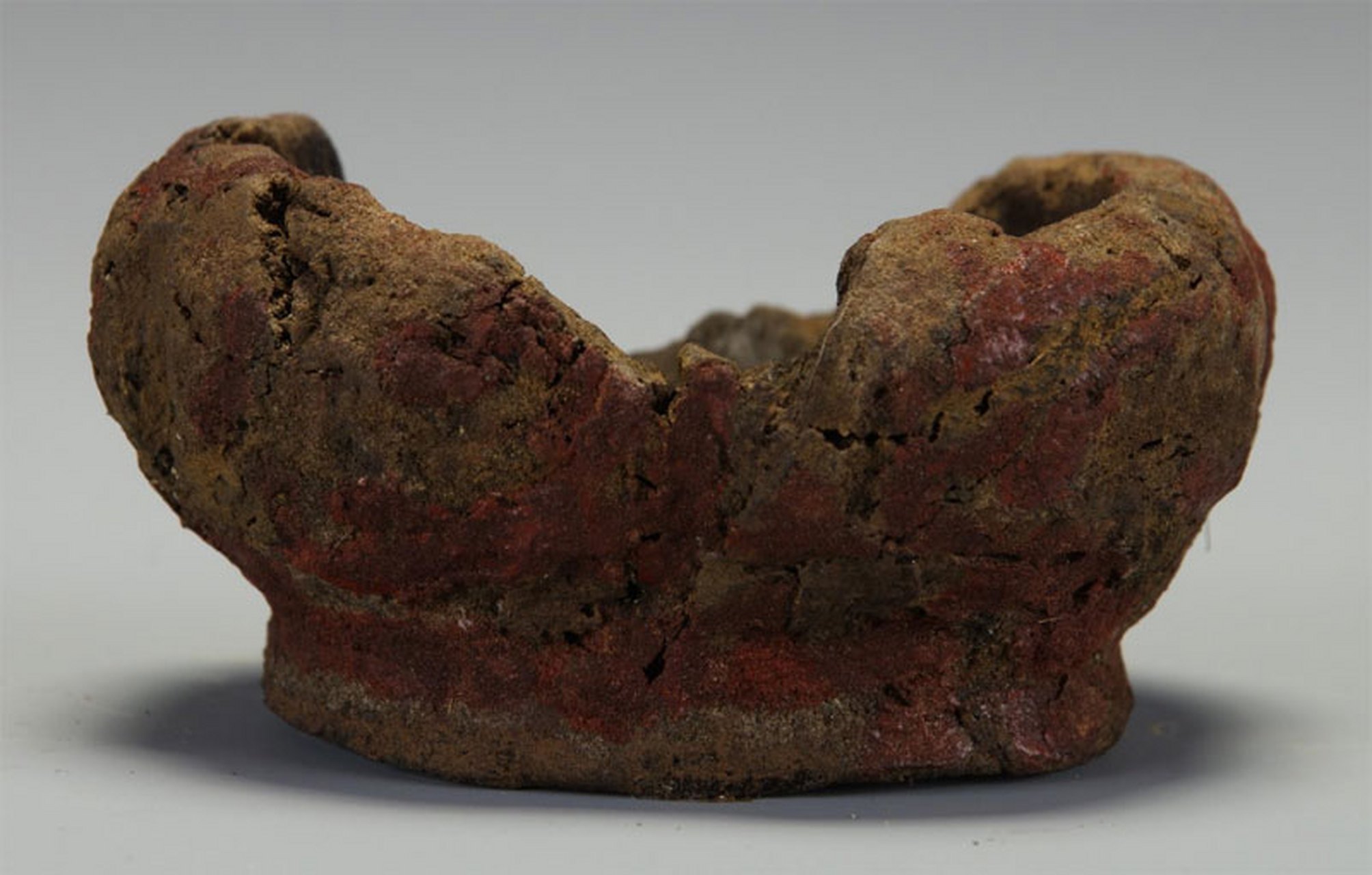 河姆渡出土朱漆碗  河姆渡出土朱漆碗目前国内发现最早的漆器,也是