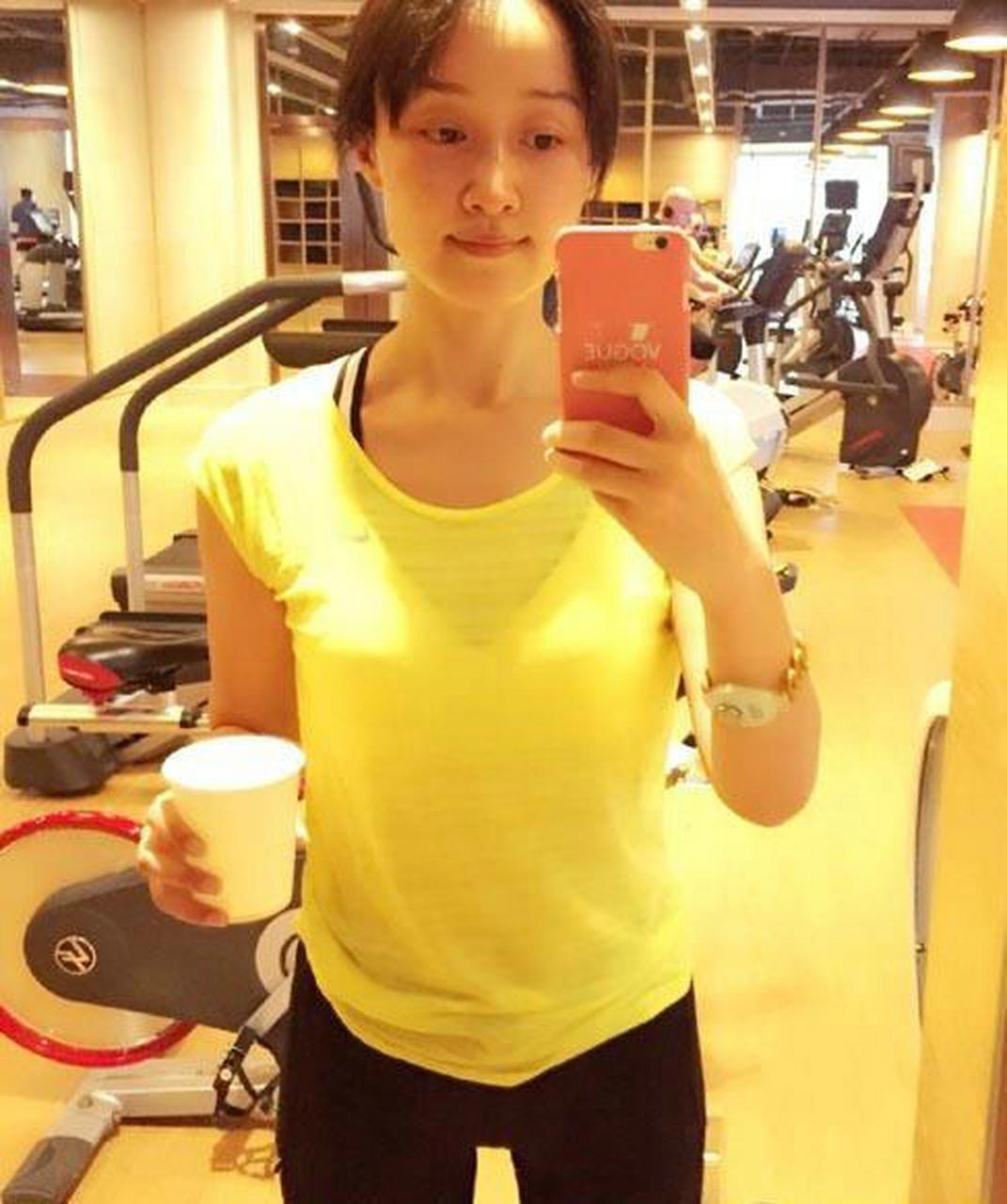 赵子琪晒出两张健身照,并留言称,"又跑完8公里.