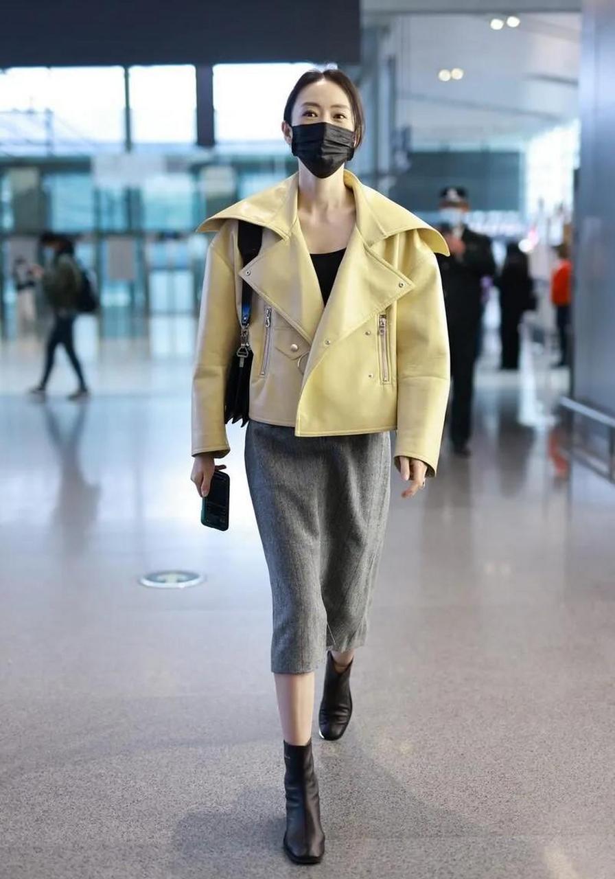 童瑶机场街拍,米色翻领皮衣 灰色毛呢半身裙,温柔亲切!