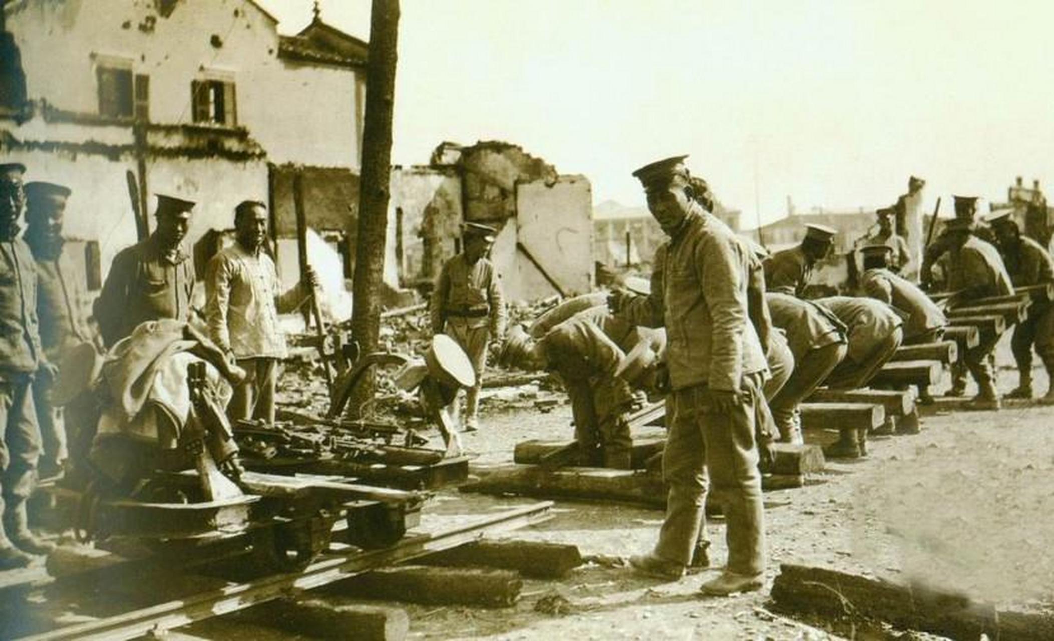 1991年,广东潮州知府陈兆棠,被处决后的情景,画面中他被高高挂起示众