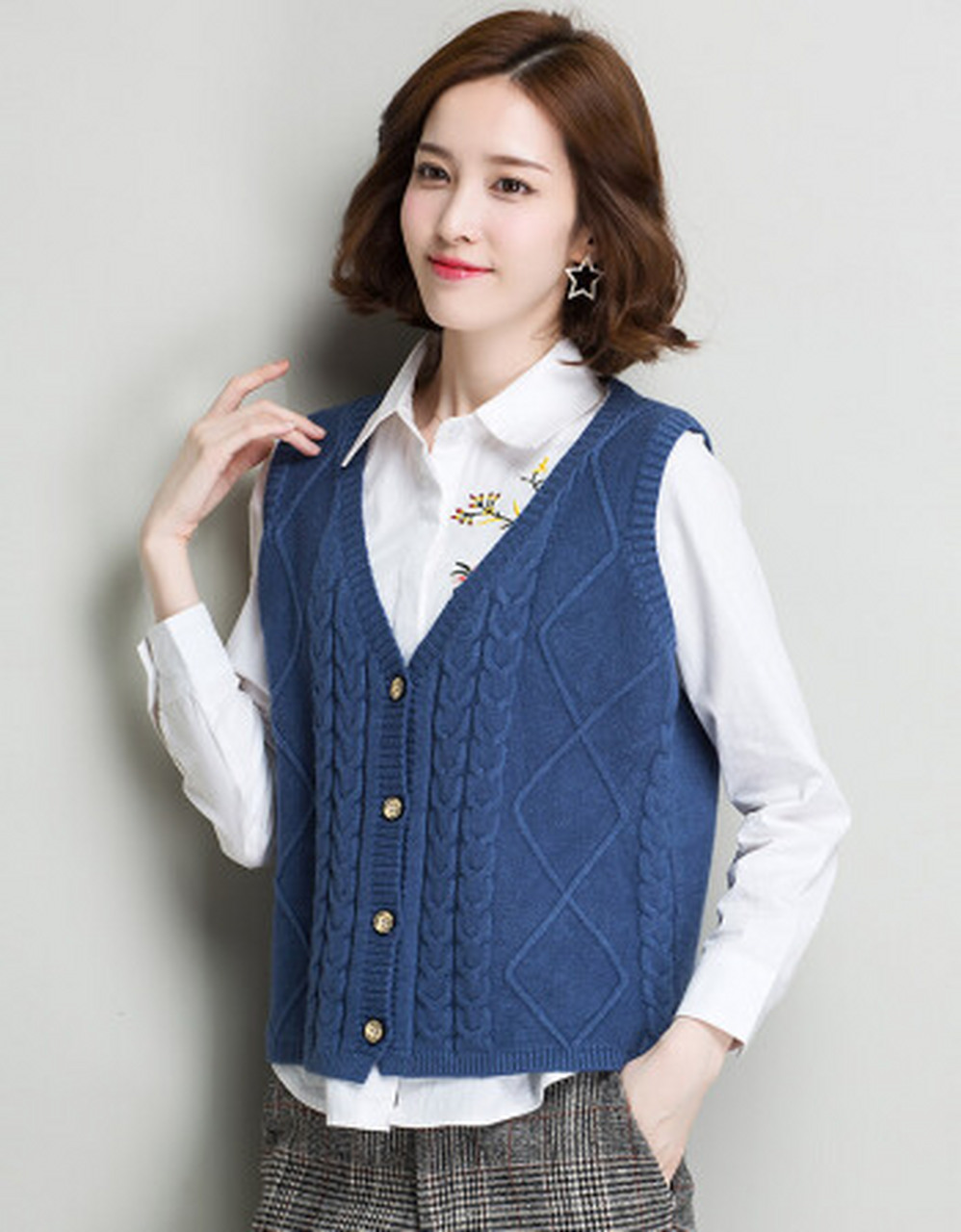 在早春时节,针织毛衣背心也很流行,用来和衬衫搭配,有一种文艺风和