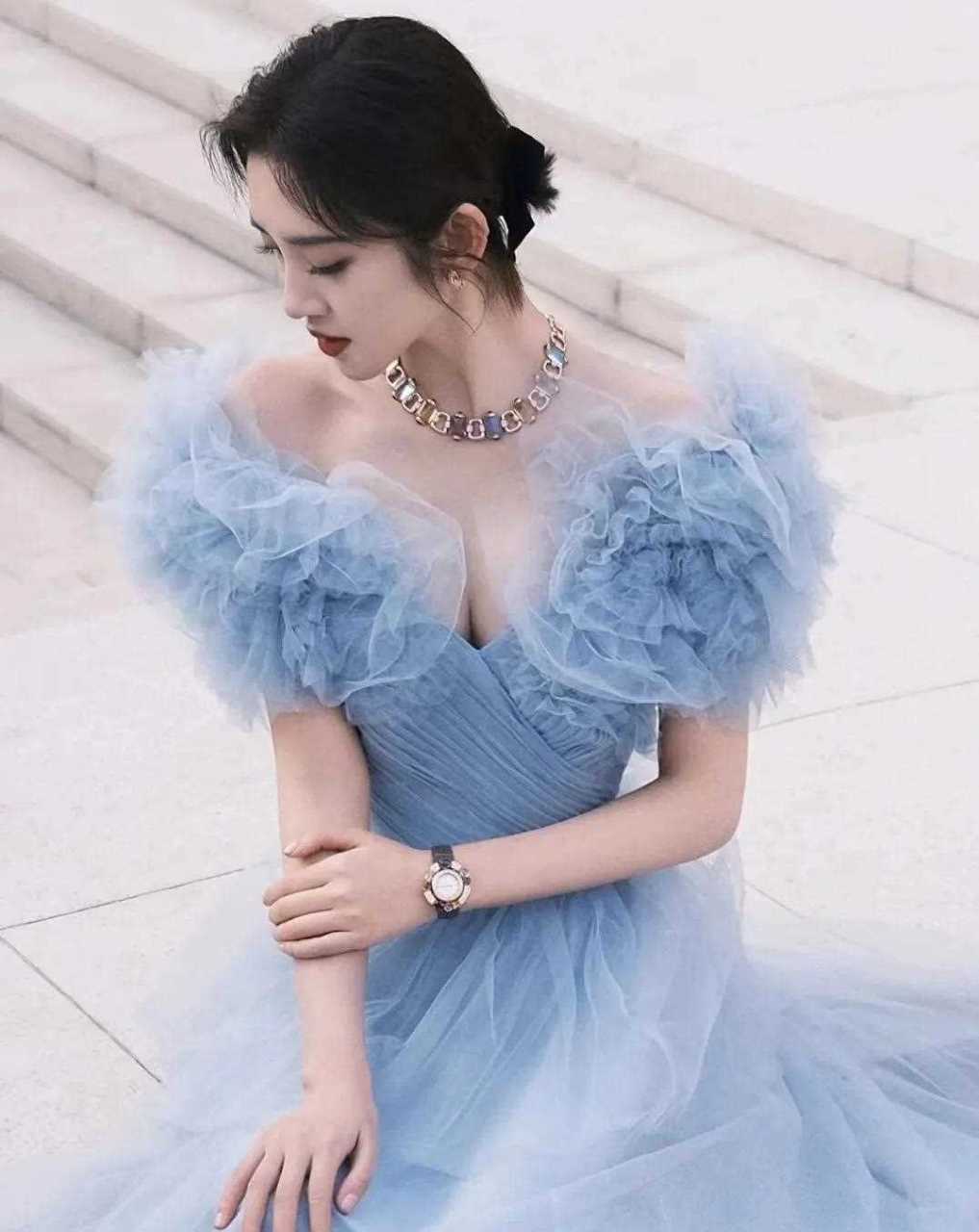 唐艺昕为代言拍写真穿搭,穿一袭蓝色网纱礼服裙清新又养眼,唯美浪漫的