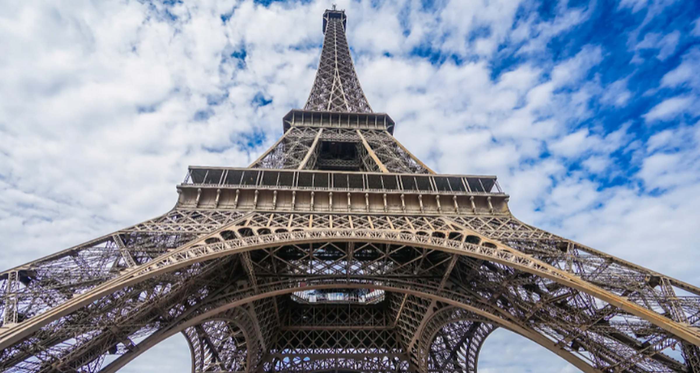 铁塔由古斯塔夫·艾菲尔设计建造,在当时是世界上最高的建筑之一,如今