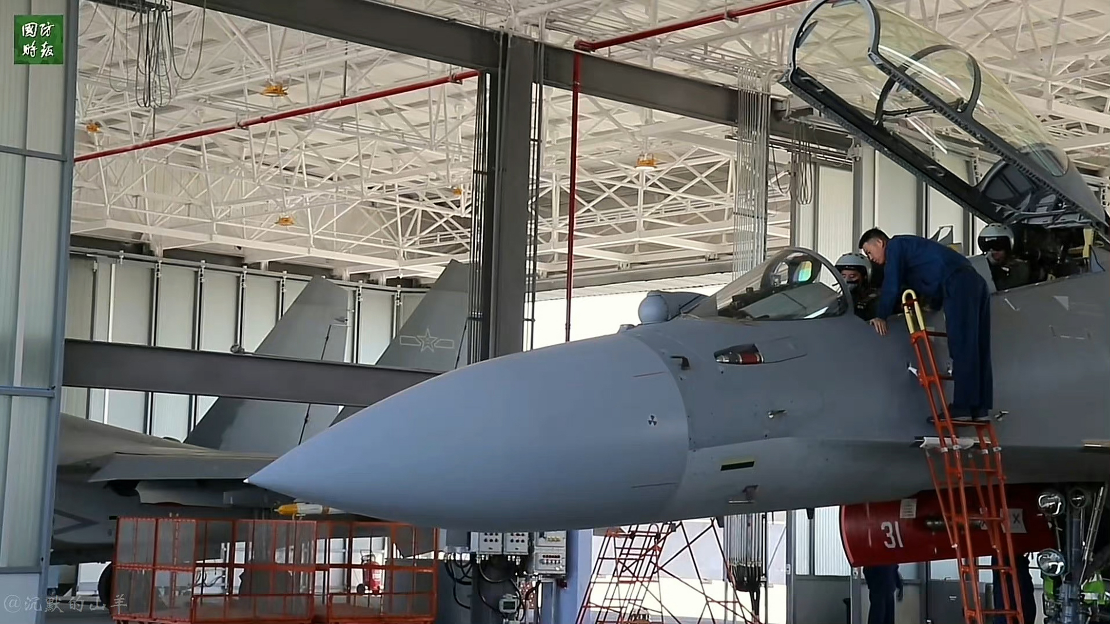 最近,官方媒体陆续公开了歼-16战斗机全封闭机库的图片和视频,有了