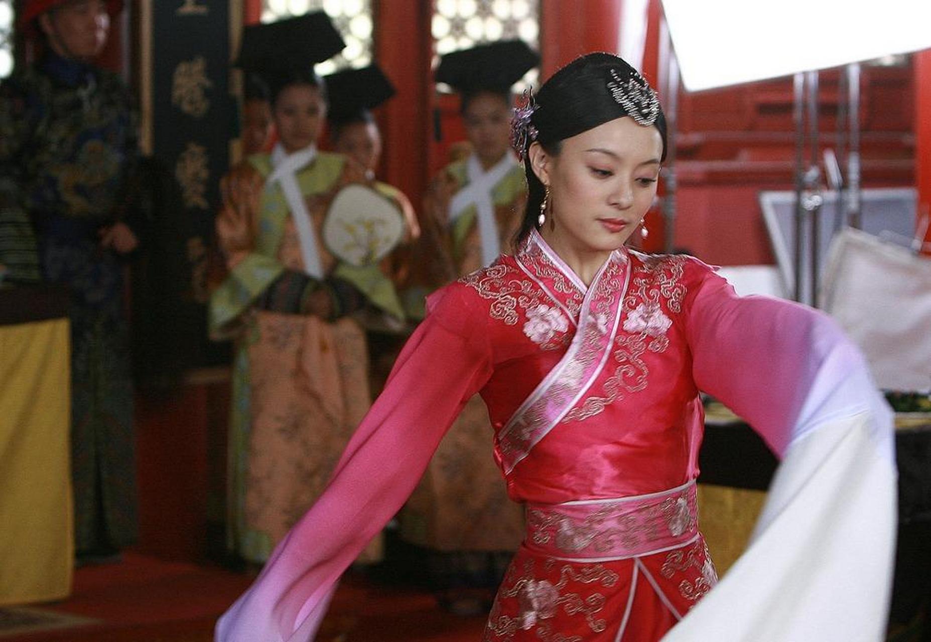 gif创作人# 《甄嬛传》中技惊四座的"惊鸿舞",其实孙俪只排练了两遍.