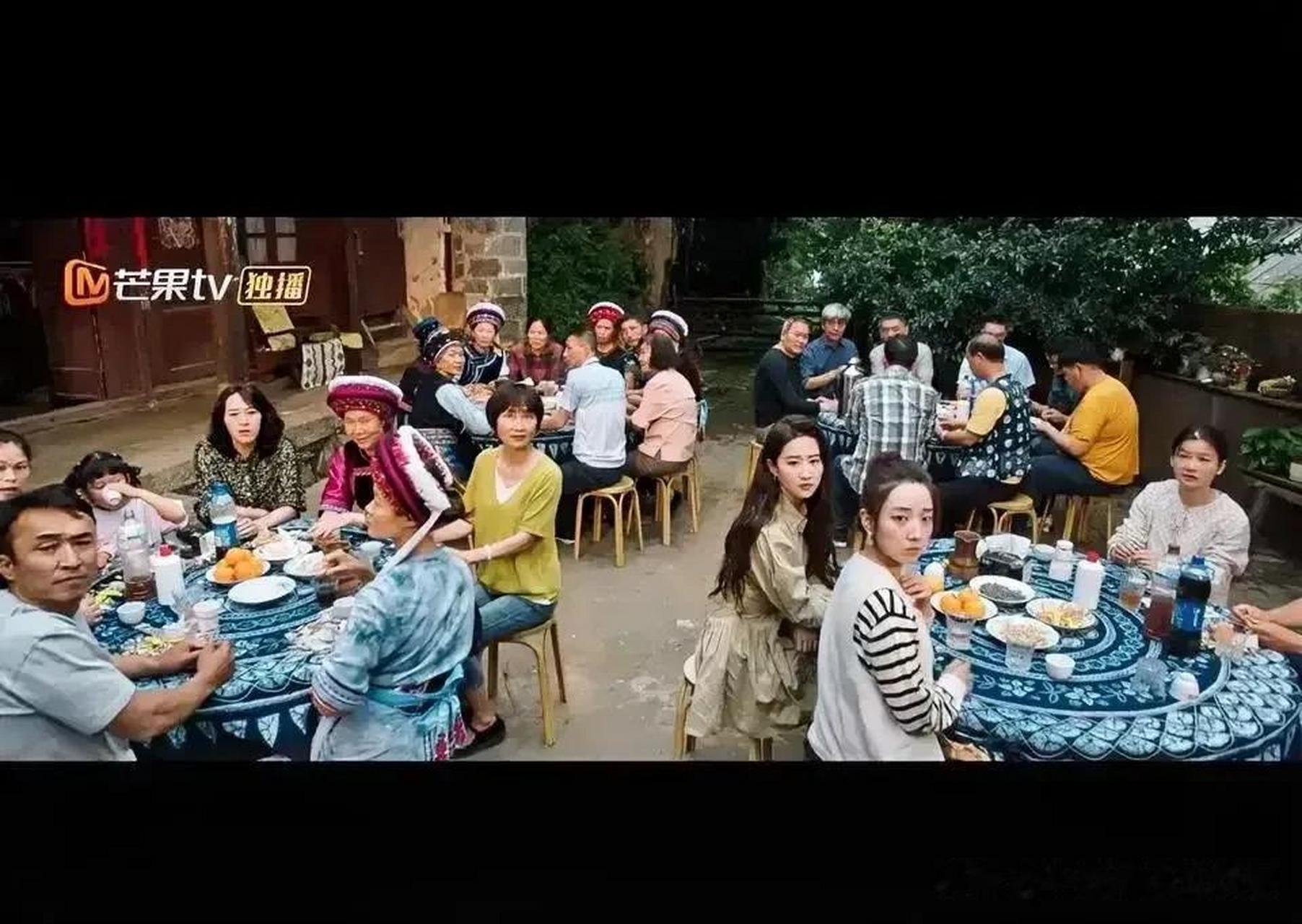 刘亦菲出道多年,都没有什么绯闻,拍戏敬业,打扮得也非常得体大方.