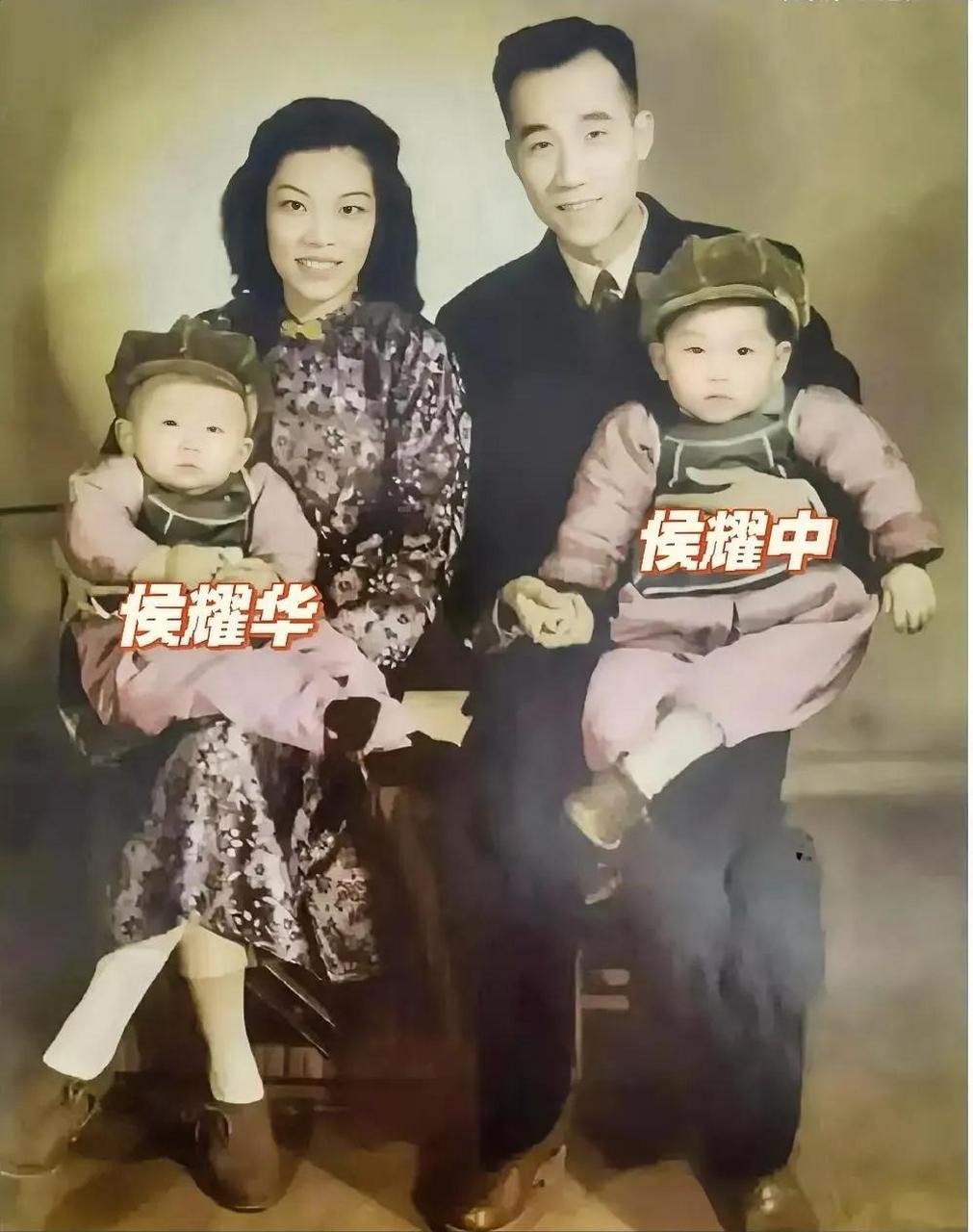 这是1947年,侯宝林和妻子,带着侯耀华,侯耀中,来到照相馆,留下了这一