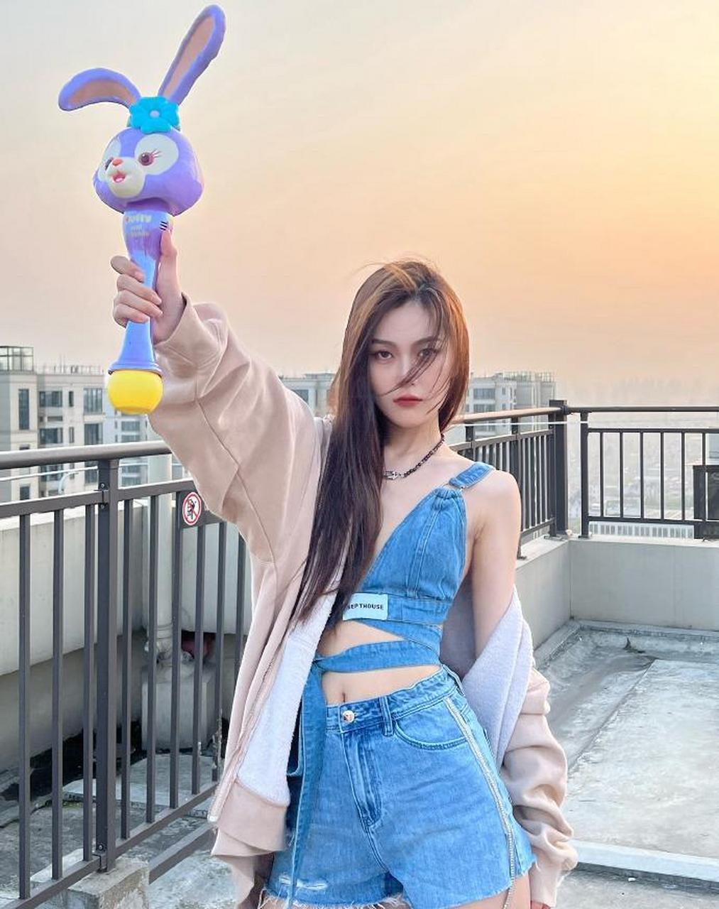 美女王一雯七夕节和男朋友约会,真好看啊