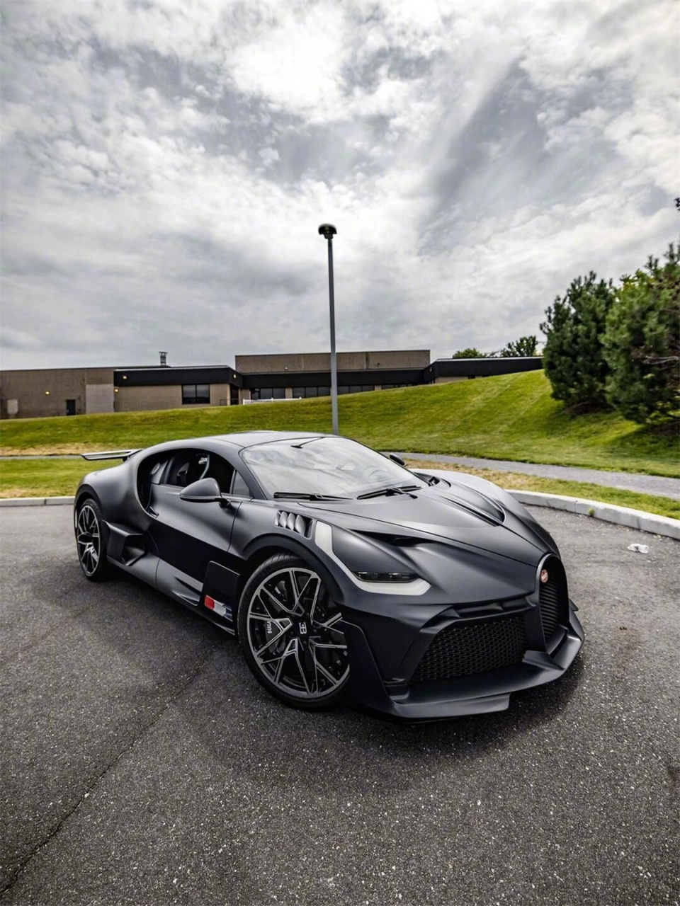 豪车鉴赏布加迪divo  外观方面,布加迪divo的设计充满了优雅与运动感.