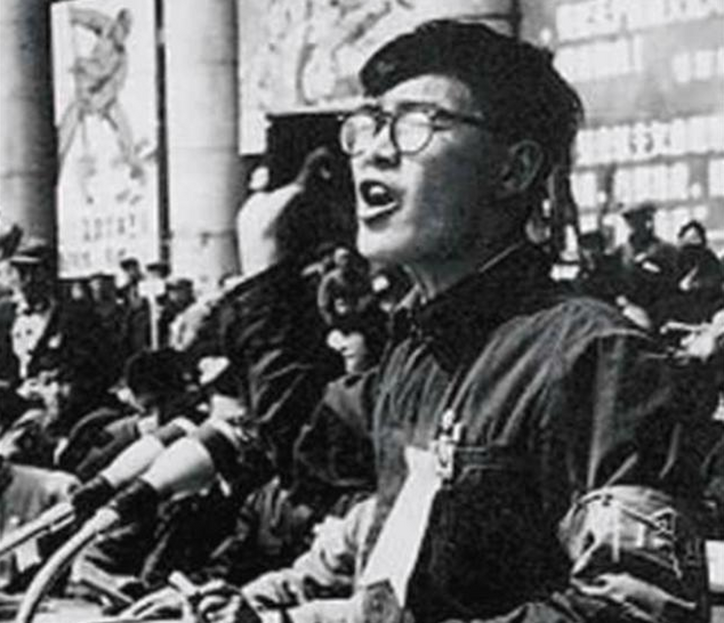 1945年9月13日蒯大富出生于江苏省滨海县,祖父是新四军战士,父母是