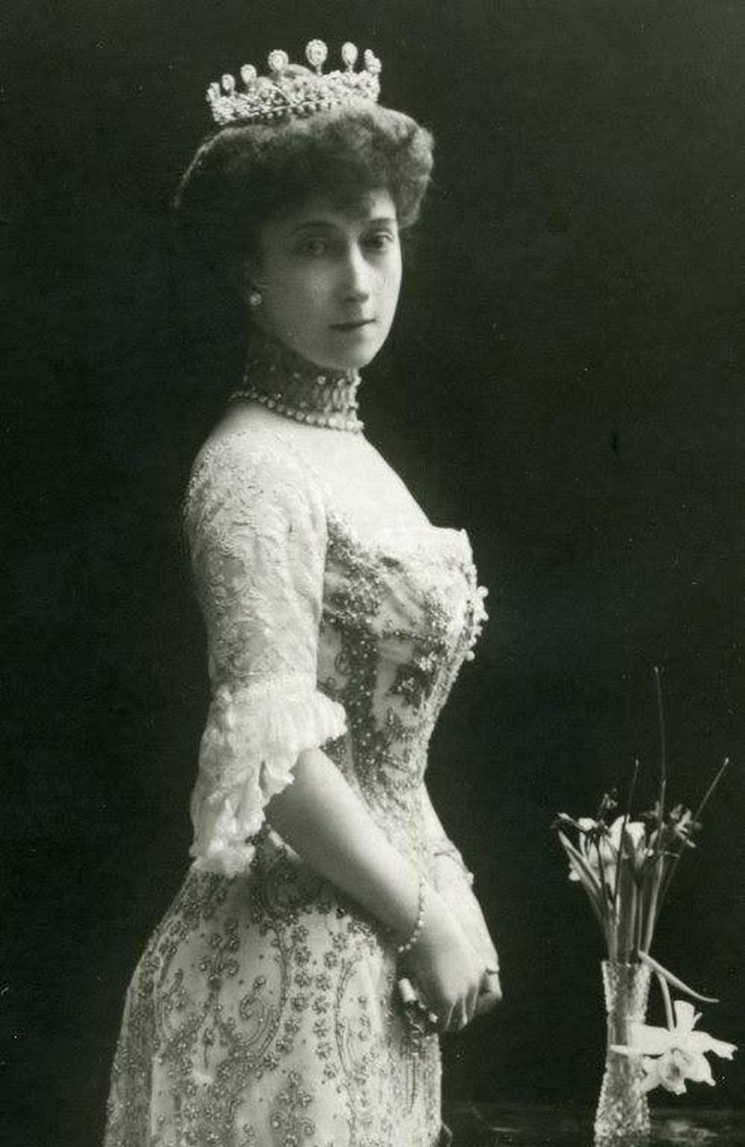 领动计划# 挪威的莫德王后佩戴过的珠宝.