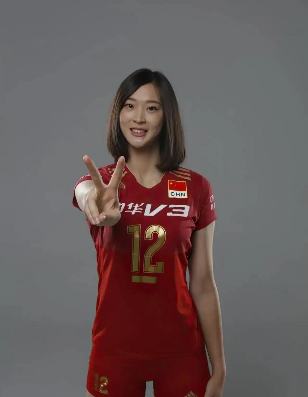 不愧是国家最美运动员,惠若琪这身材真是绝了,穿着红色紧身,短裤排球