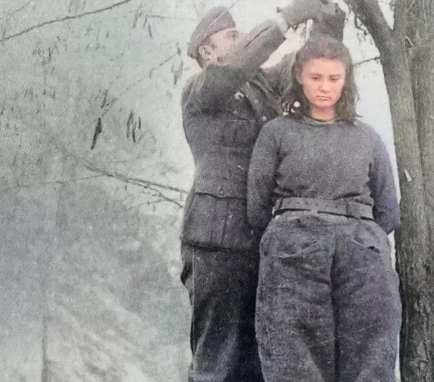 1943年,南斯拉夫,一名18岁女游击队员就义前时,留下的一张珍贵照片.