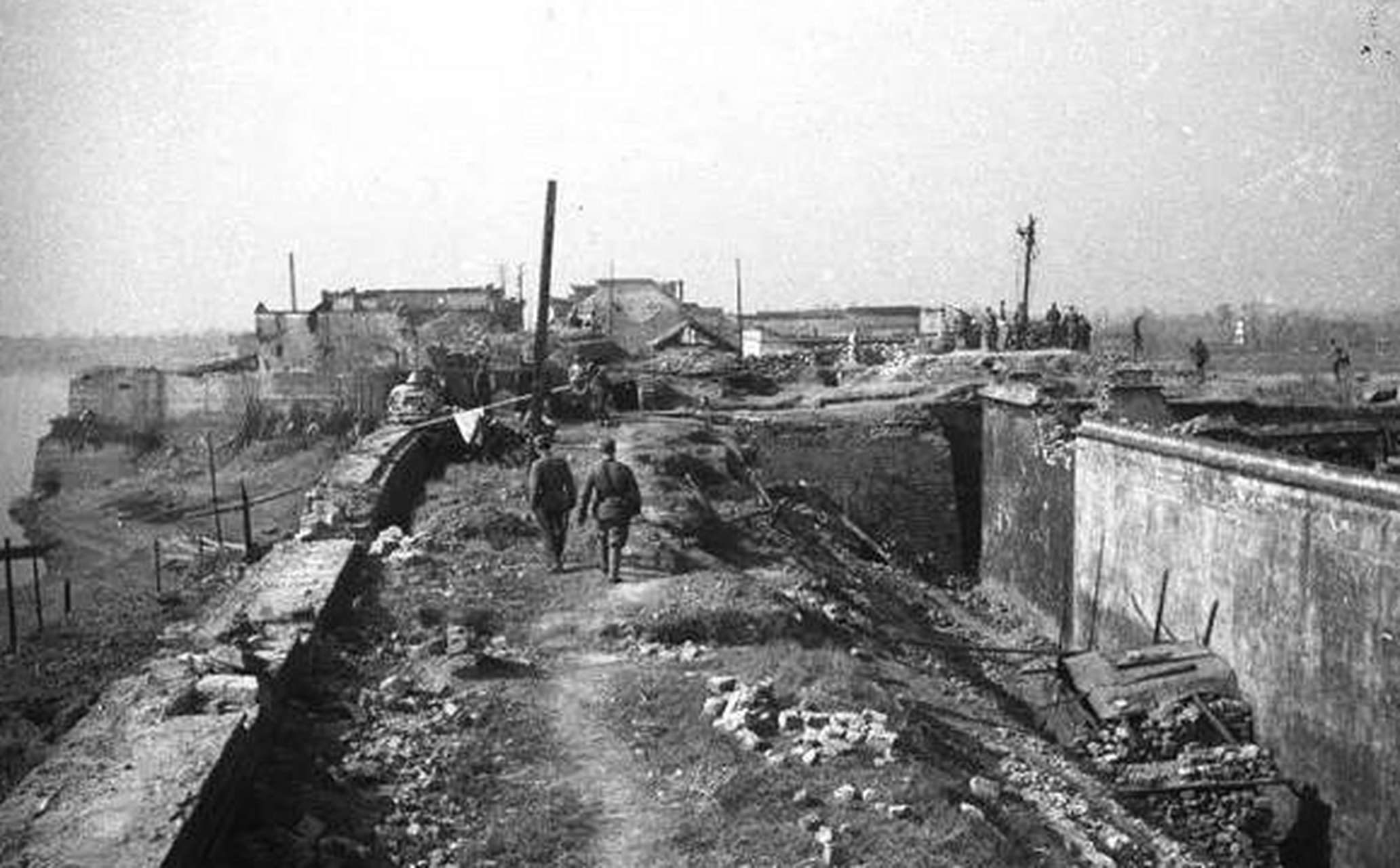 常德会战后,整个城市几乎被炸成一片废墟 #抗日战争老照片