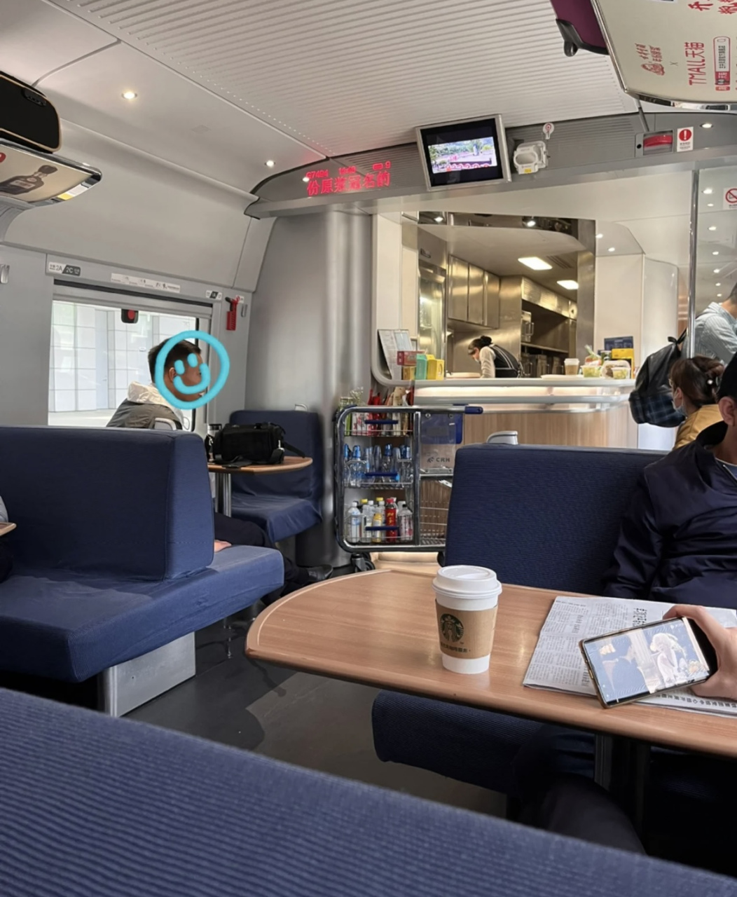 网友:听我说,感谢高铁餐车,下次抢到无座票,还会继续坐在餐车的位置上