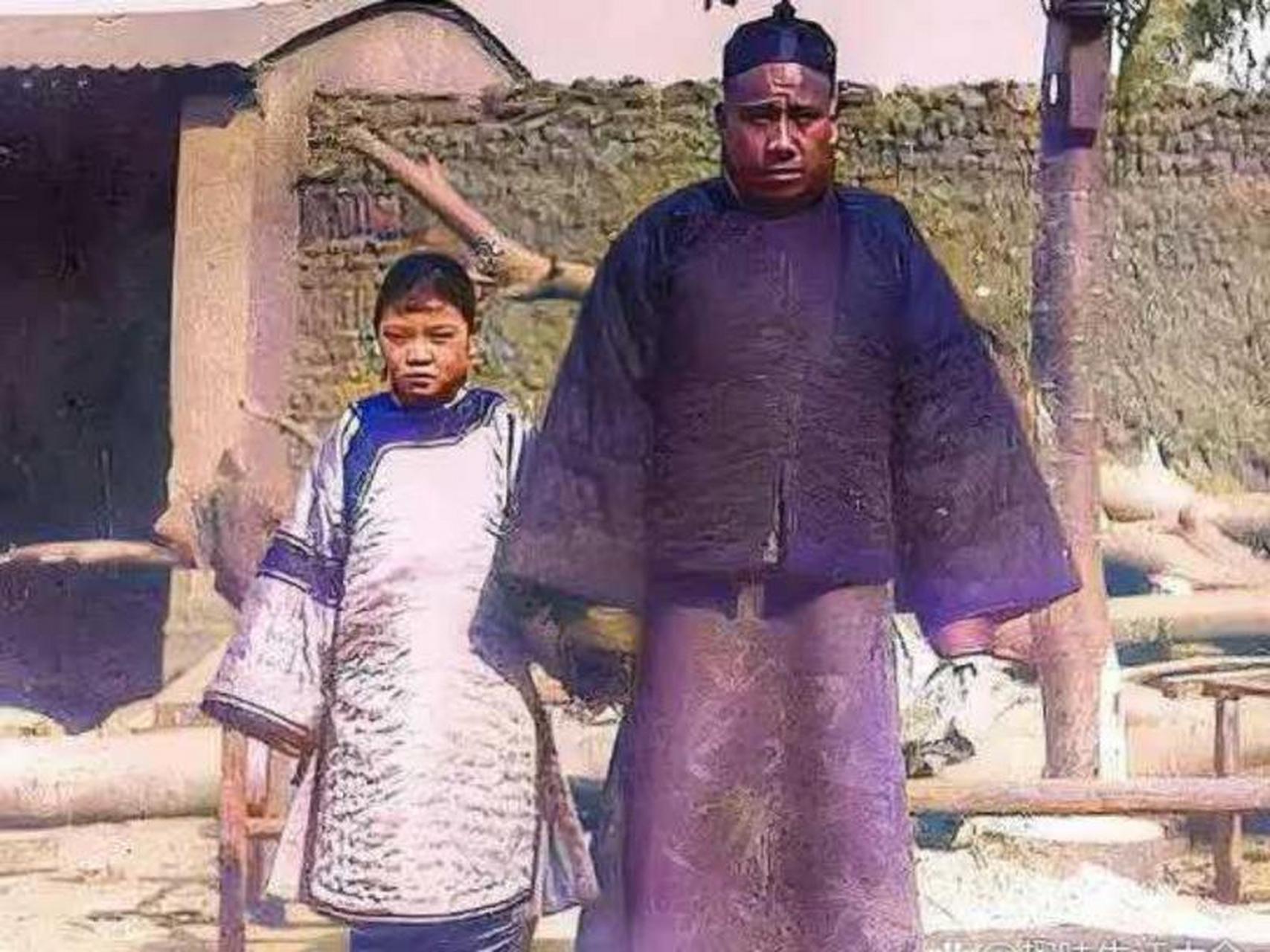 旧社会一对地主夫妻的真实照片.