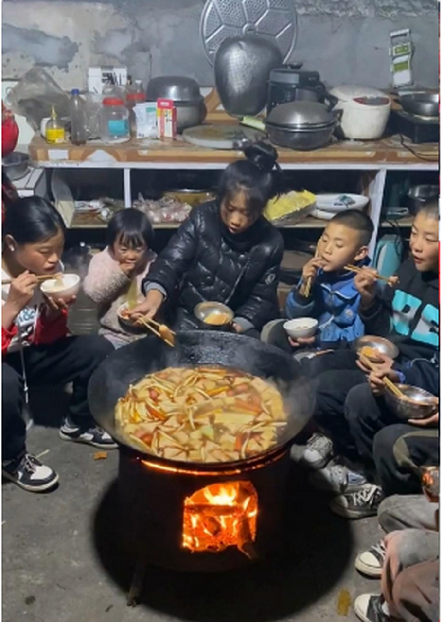 大山里的生活真好,要是在城里养这么多孩子都吃不上饭了!