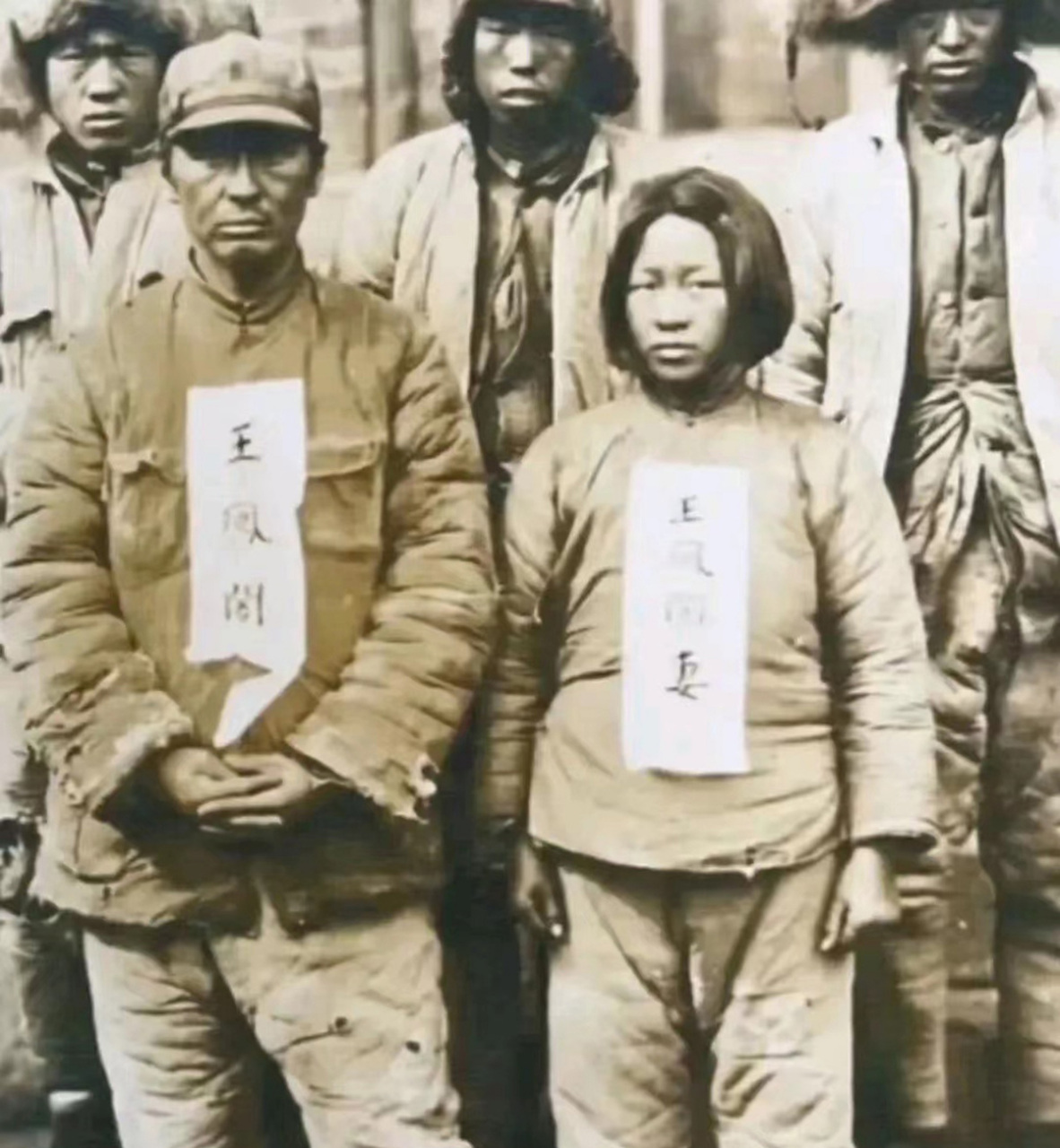 上个世纪30年代,两名东北抗日义勇军战士被残暴的日军抓捕.