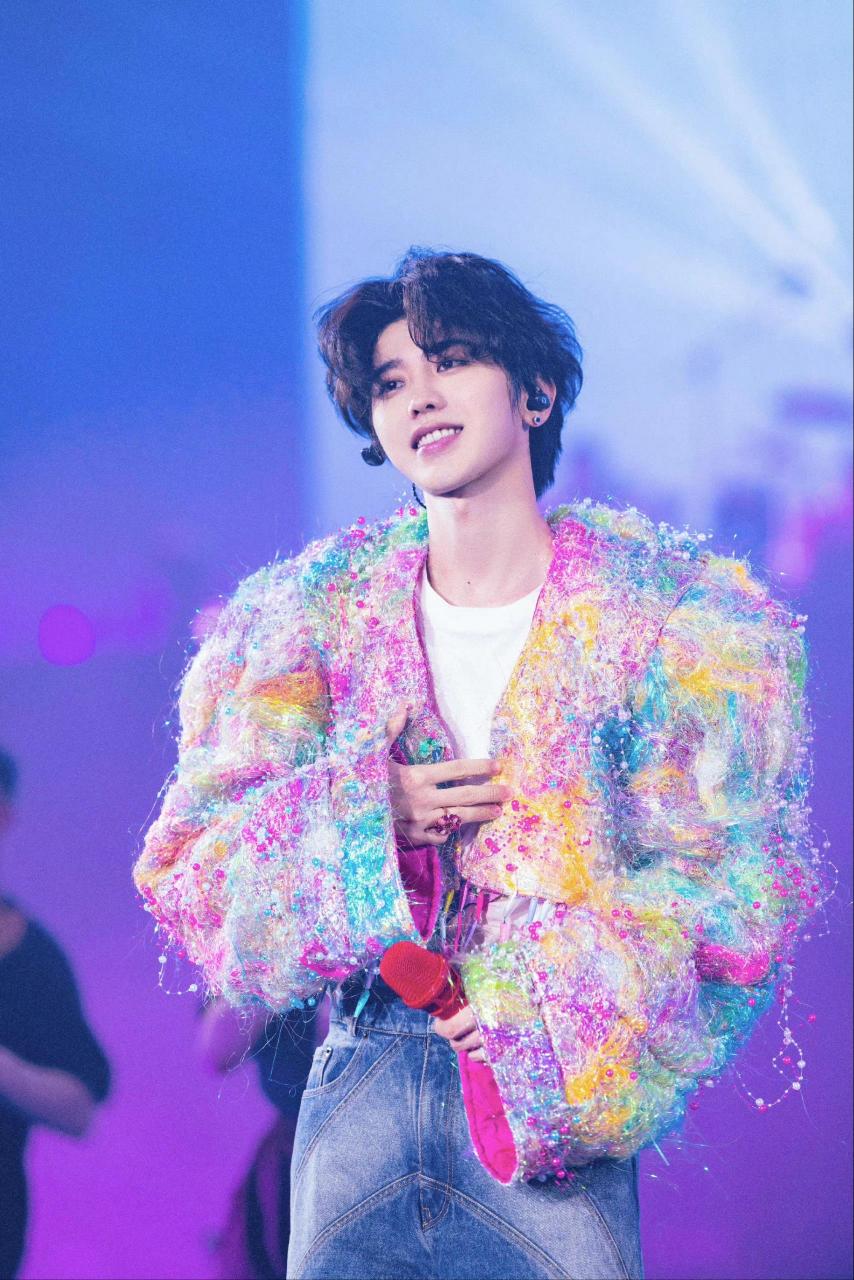 每日安利一个明星 蔡徐坤 蔡徐坤,1998年8月2日出生于浙江省温州市