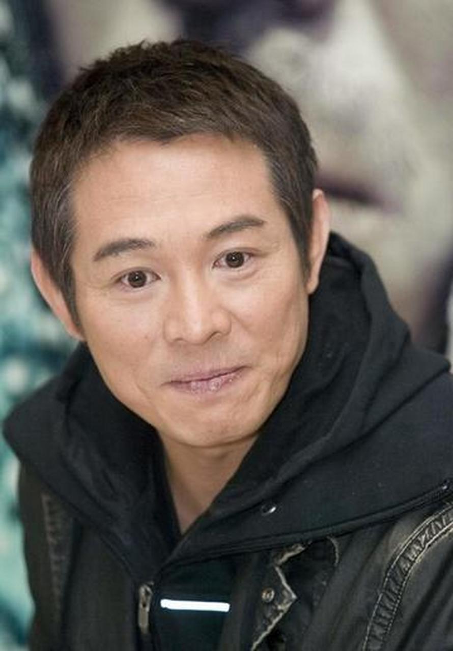 李连杰最近公开亮相 李连杰是一位著名的武打演员,也是一位优秀的武术