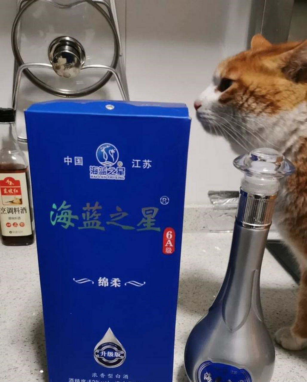 海蓝之星这款白酒是52度的浓香型白酒,酒体清澈莹透,清而不淡,浓而不