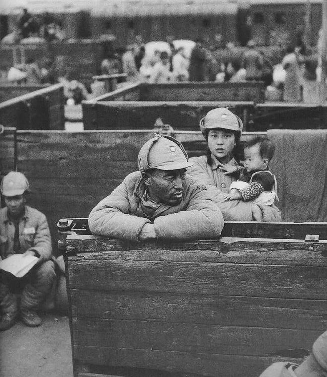 1948年,华北.从东北撤下来的国军,看他们的神情,败局已定