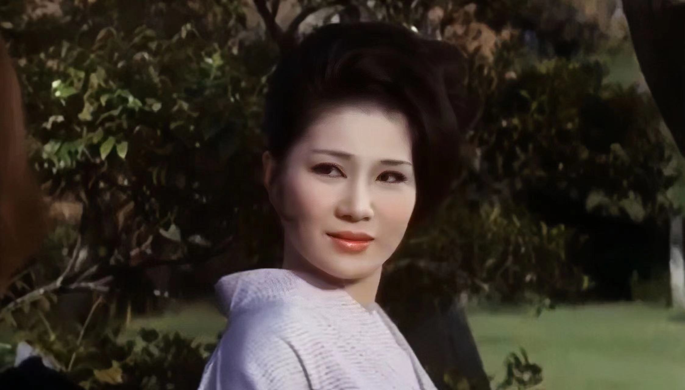 谷奈绪美出生于日本福冈县福冈市,日活公司招牌演员.