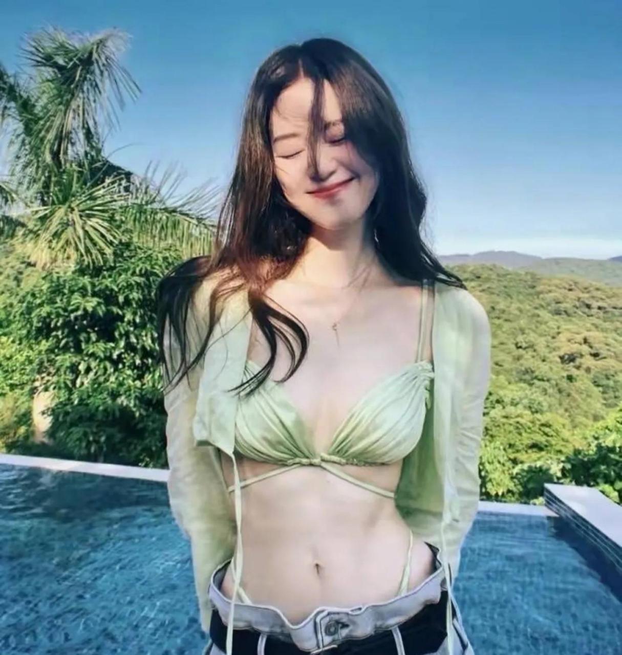 领动计划# 女明星钟浠文晒自己泳装照片,不愧是模特出身,面对镜头的