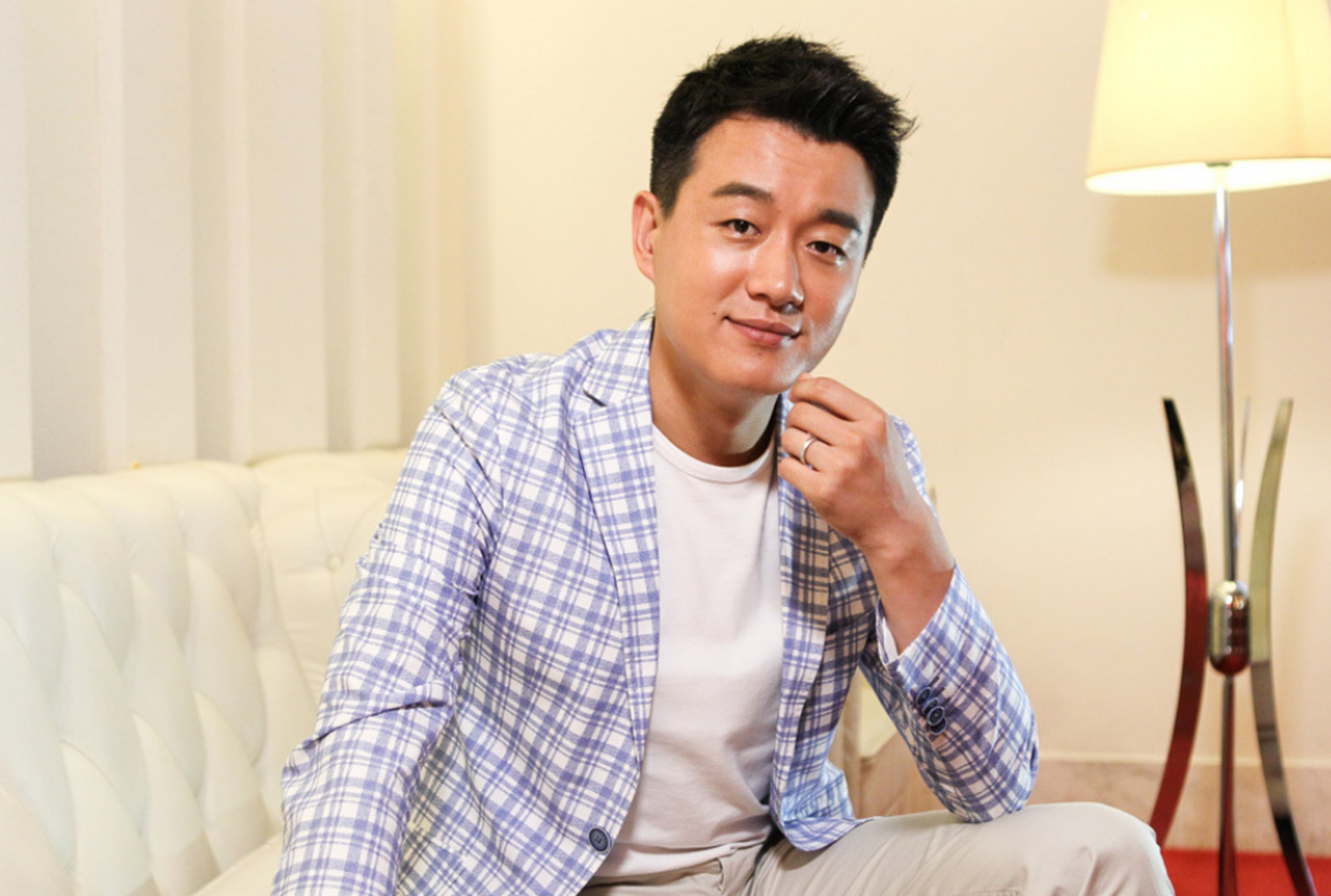 最近,佟大为在个人社交平台上分享了一组在家包饺子的照片,网友们纷纷