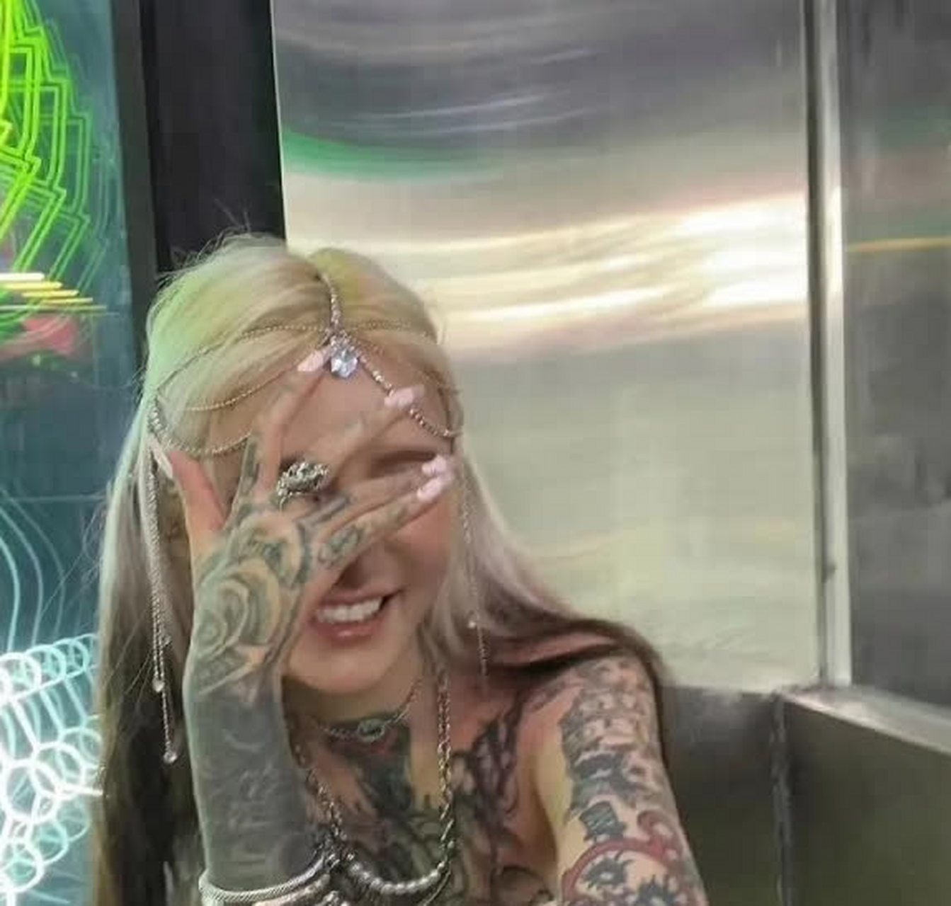 胸口的纹身应该是一只鹰! 都展开了翅膀.  .  .[二哈]