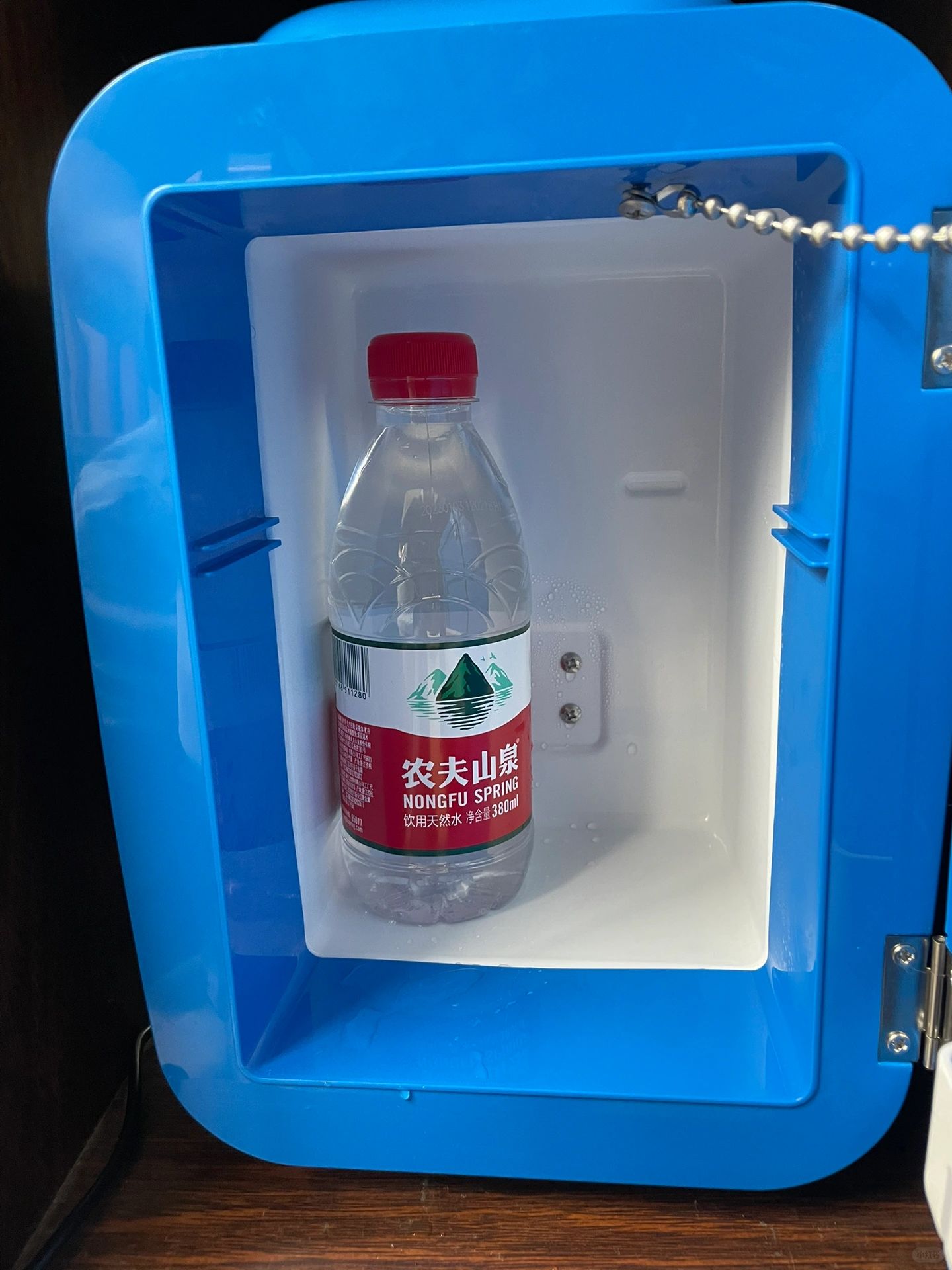 想放装杂物用的蜗牛壳样式的塑料瓶箱子里有水瓶的图片矿泉水垃圾空瓶