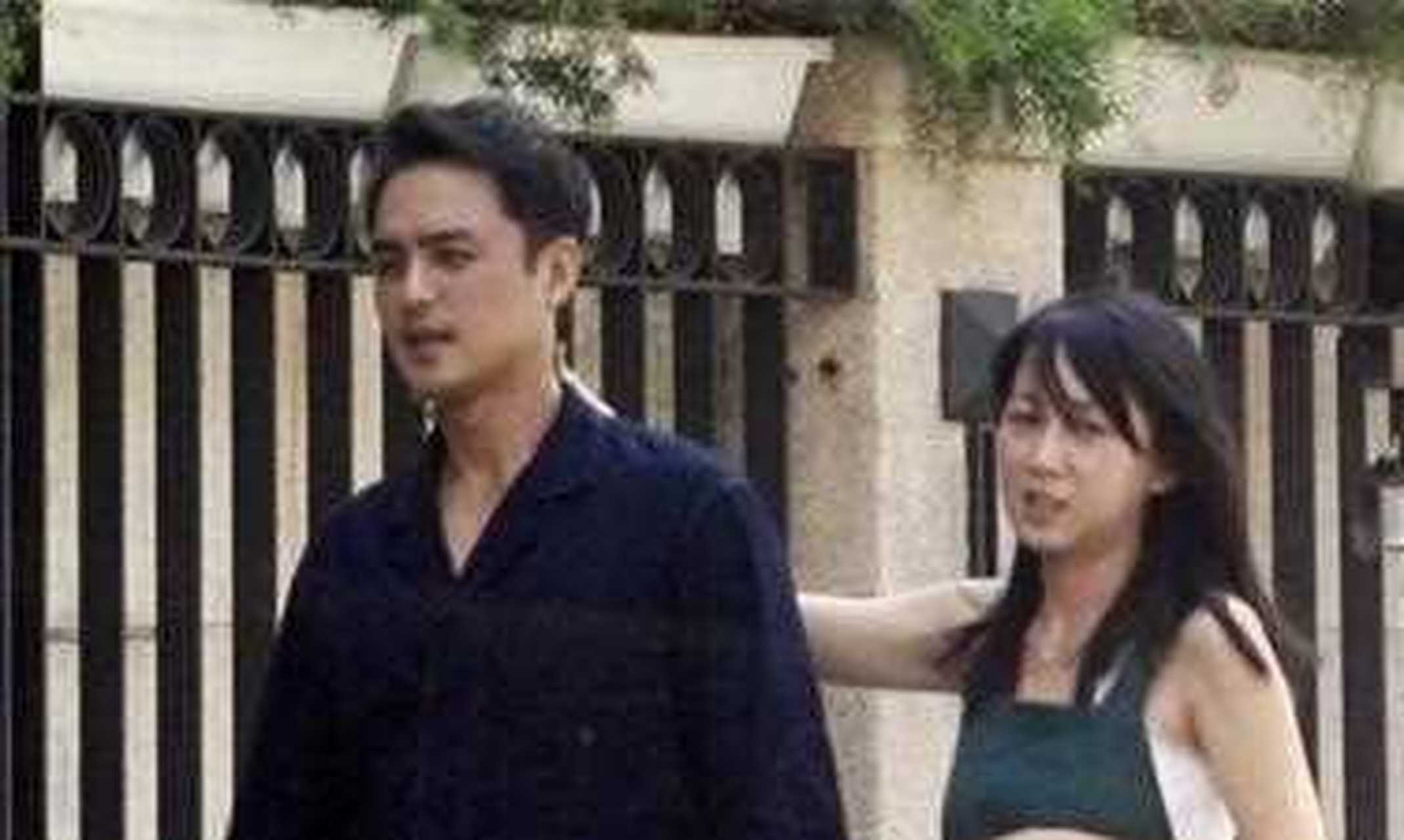 明道定居上海!与老婆穿情侣装看房,王婷萱怀抱女儿不插话好温柔