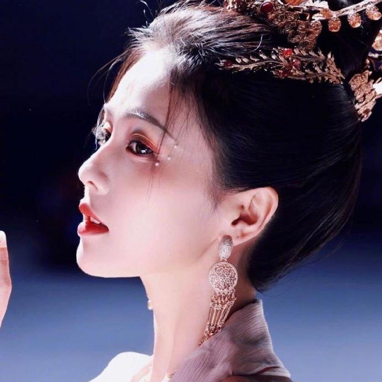 白鹿微博换头像了,是凤凰神女黎苏苏,这个造型是不是还蛮好看的!