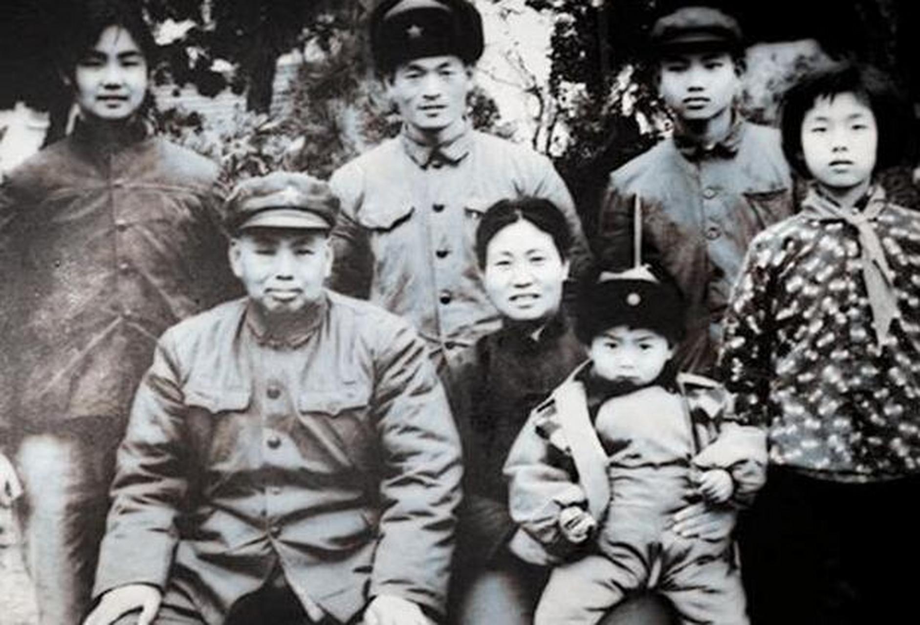 1973年,广州,许世友将军与儿子女儿合影,珍贵的照片记录了这一刻.