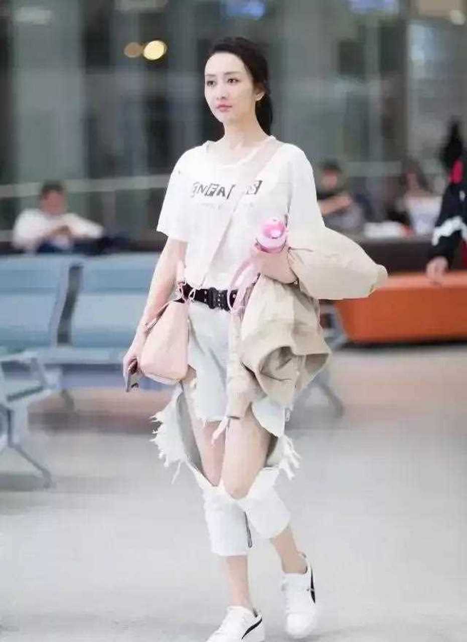 看看演员王鸥街头穿搭 上衣是白色半袖t恤, 脚上是一双小白鞋
