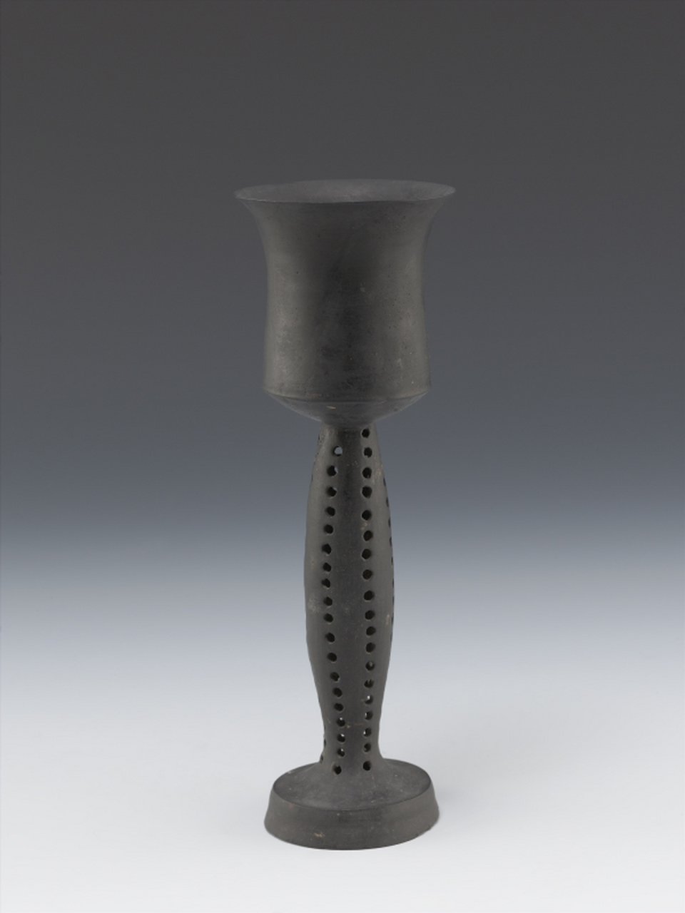 图一:大汶口文化黑陶镶空高柄杯 图二:良渚文化黑陶高柄盖罐 妄三