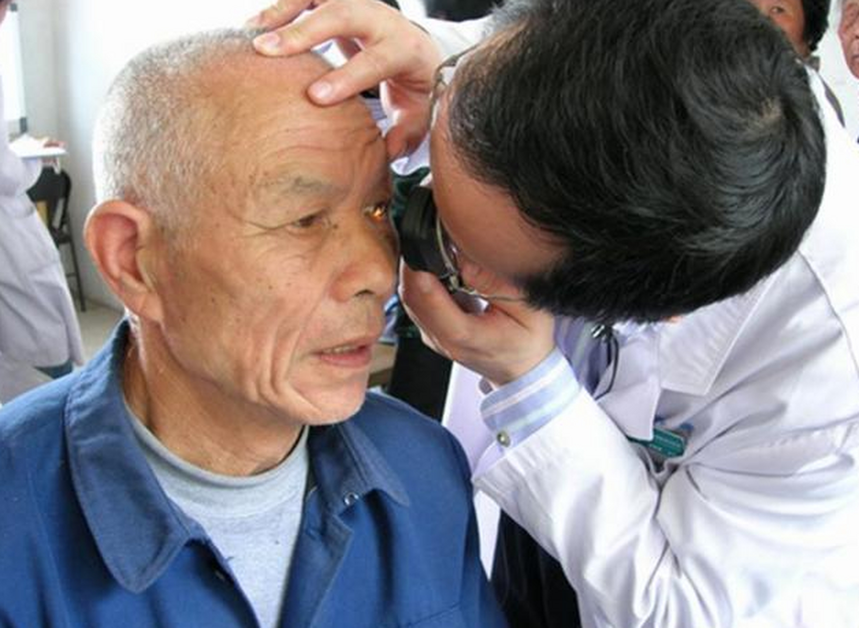 1000多度超高度近视,看东西变形应该怎么办?