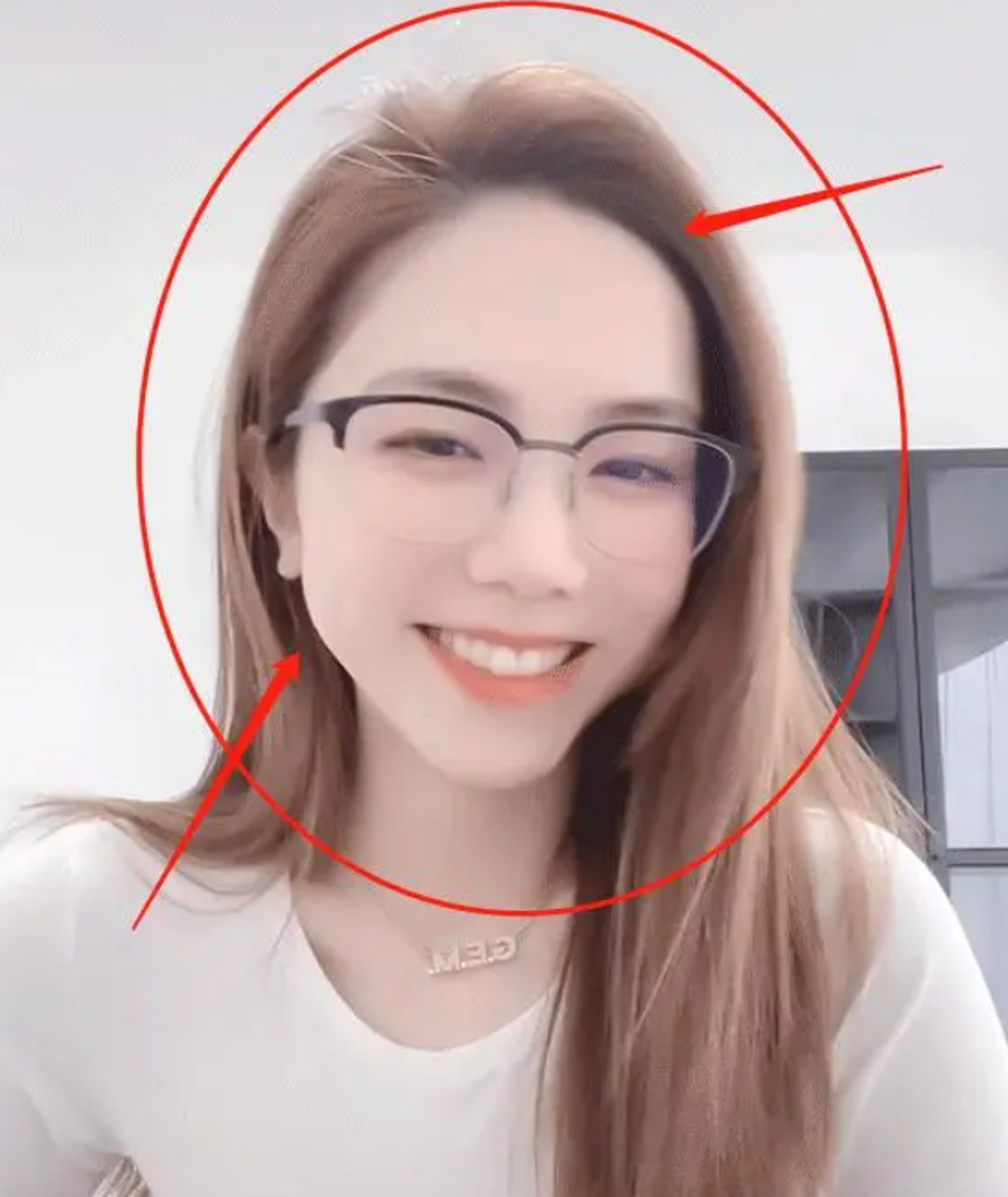 悄悄提一下,邓紫棋是比较喜欢露出额头,不留刘海的,但是她的发际线