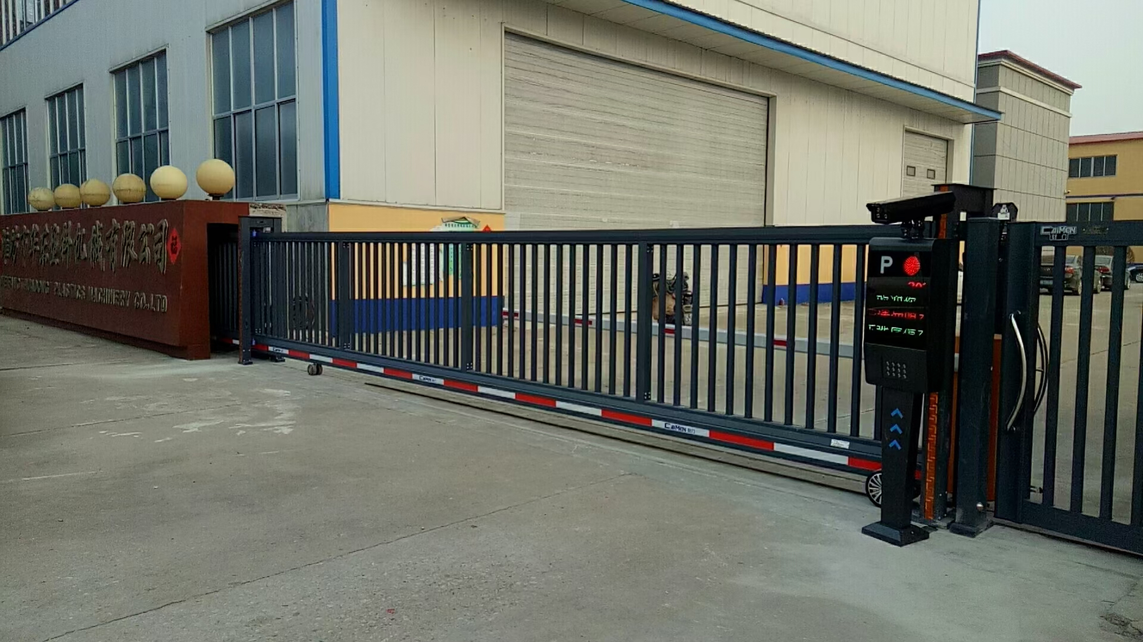 工厂设计中电动平移门需要考虑的关键因素: 在工厂设计中,平移门作为