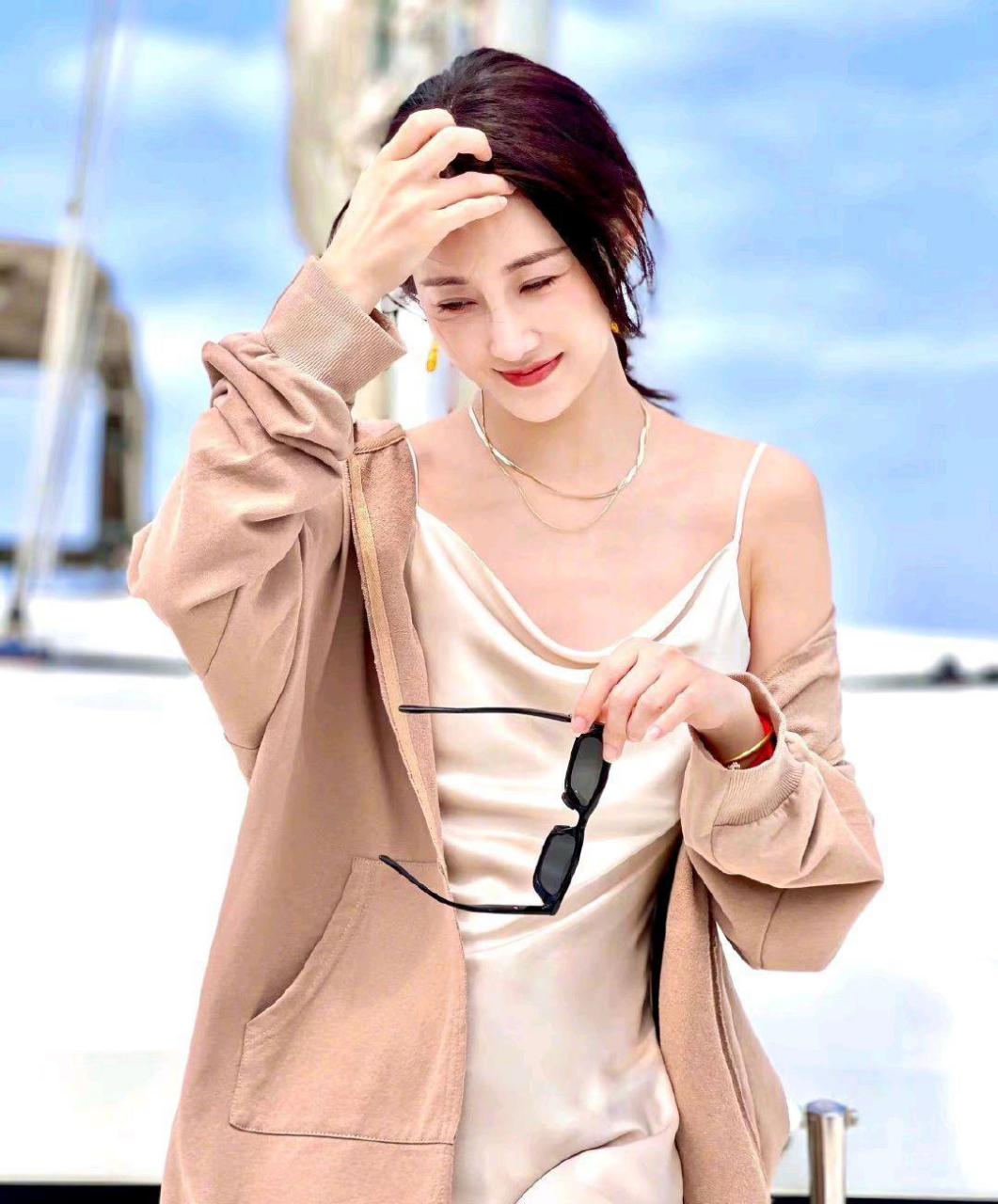 大美女林鹏游艇上吹海风!    #4月创作打卡挑战赛