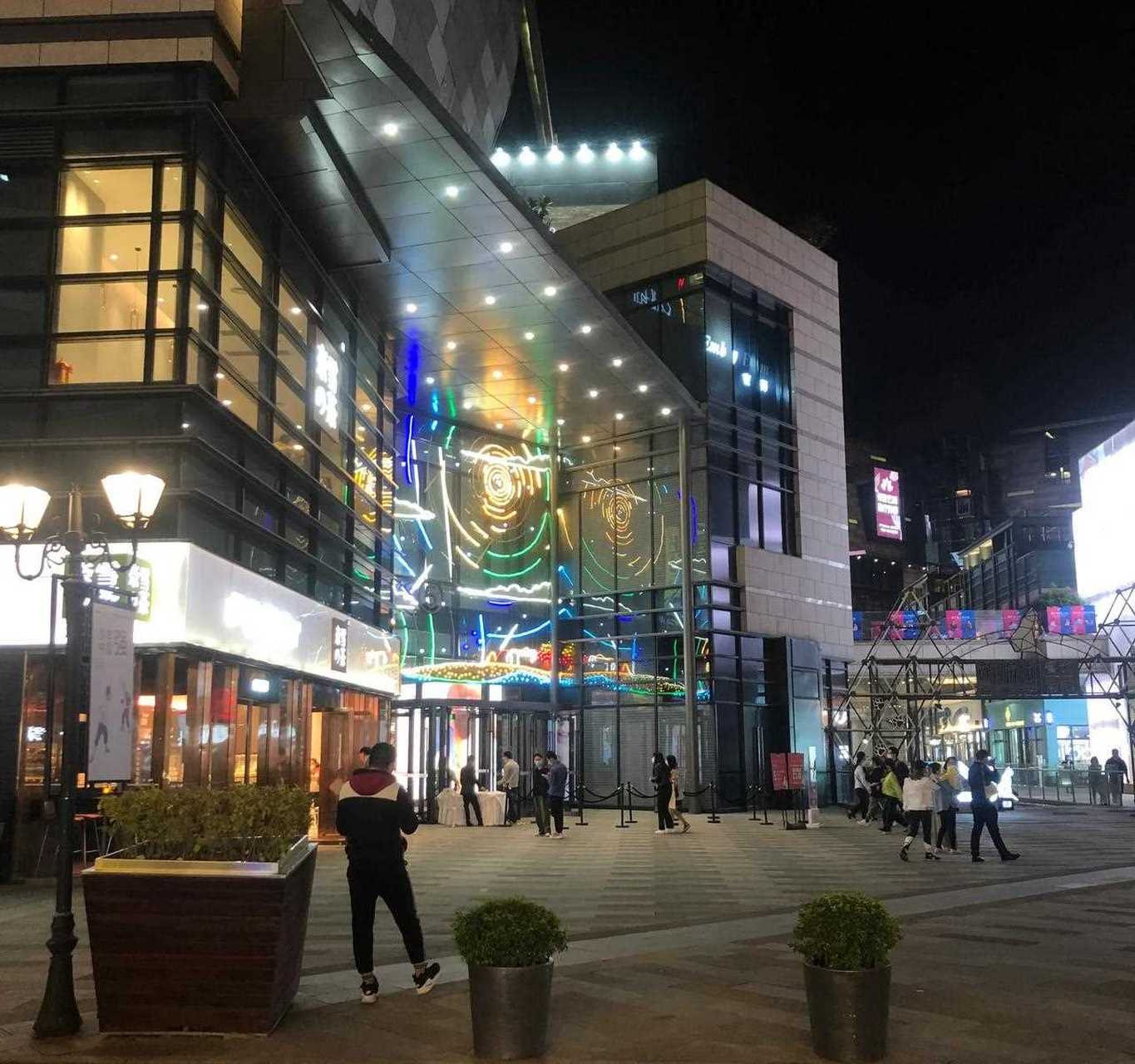 昨天晚上去逛街了,东二环泰禾的人好多,街头外吃饭的人都开始等位了.