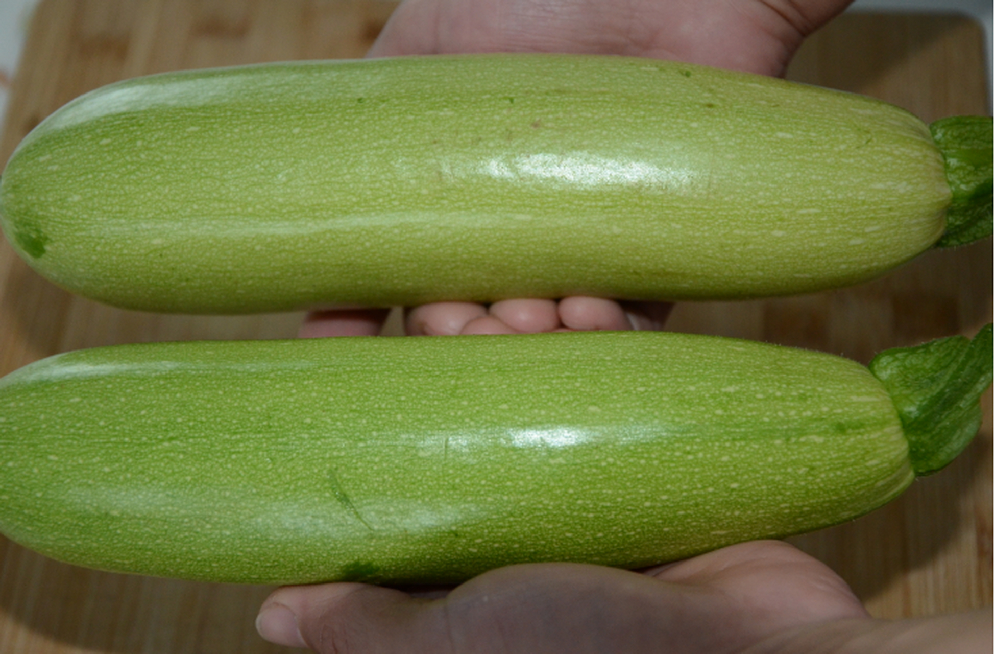 西葫芦属于葫芦科南瓜属,又名角瓜,云南小瓜等.